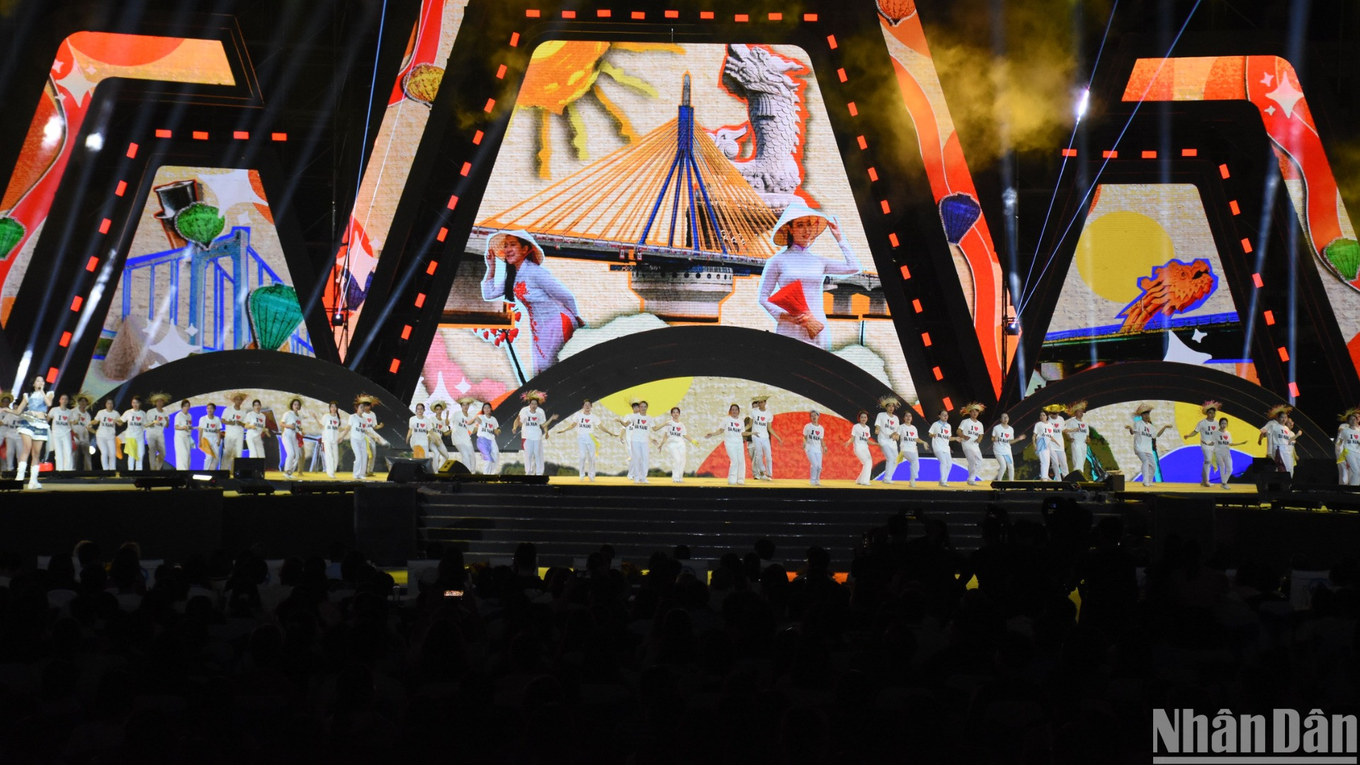 Và hình ảnh thành phố Đà Nẵng phát triển vượt bậc qua những câu cầu bắc qua sông Hàn. (Ảnh: ANH ĐÀO)