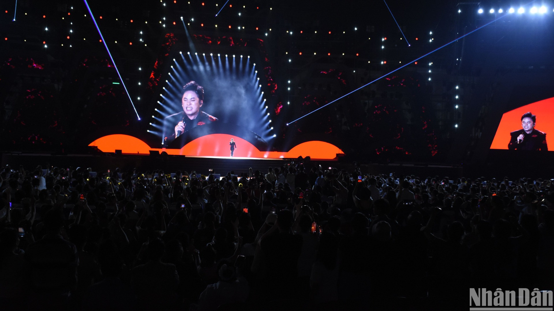 Ca sỹ Tùng Dương mang đến cho khán giả loạt ca khúc mong đợi như Tái sinh. (Ảnh: ANH ĐÀO)