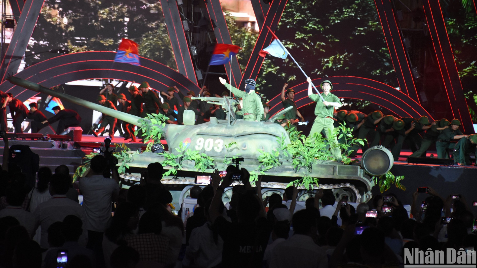 Chiến thắng vinh quang đã mở ra một trang sử mới cho Đà Nẵng, Thành phố Đà Nẵng hôm nay đã vươn mình mạnh mẽ, trở thành một đô thị năng động, hiện đại, văn minh. (Ảnh: ANH ĐÀO)