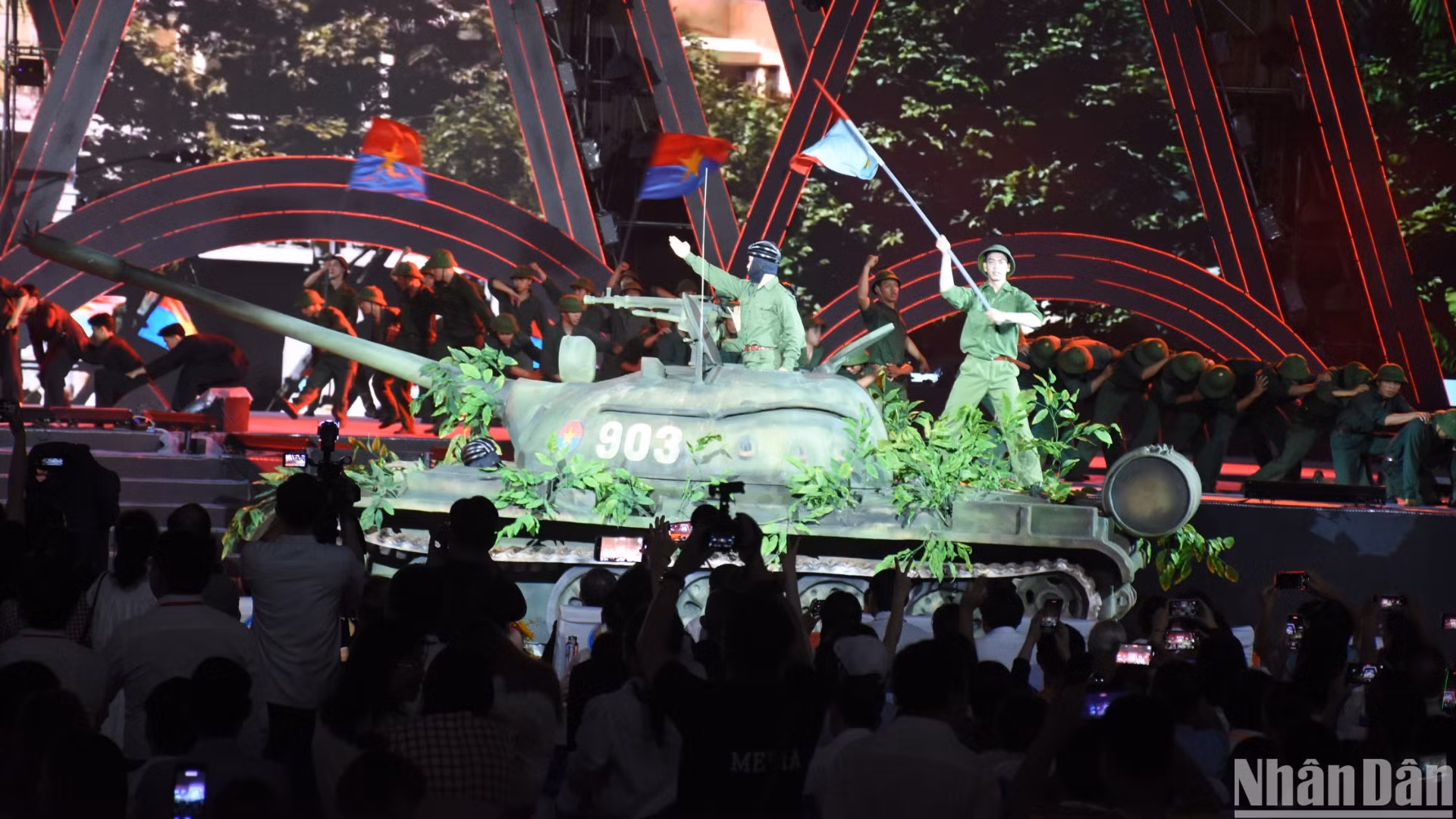 Chiến thắng vinh quang đã mở ra một trang sử mới cho Đà Nẵng, Thành phố Đà Nẵng hôm nay đã vươn mình mạnh mẽ, trở thành một đô thị năng động, hiện đại, văn minh. (Ảnh: ANH ĐÀO)