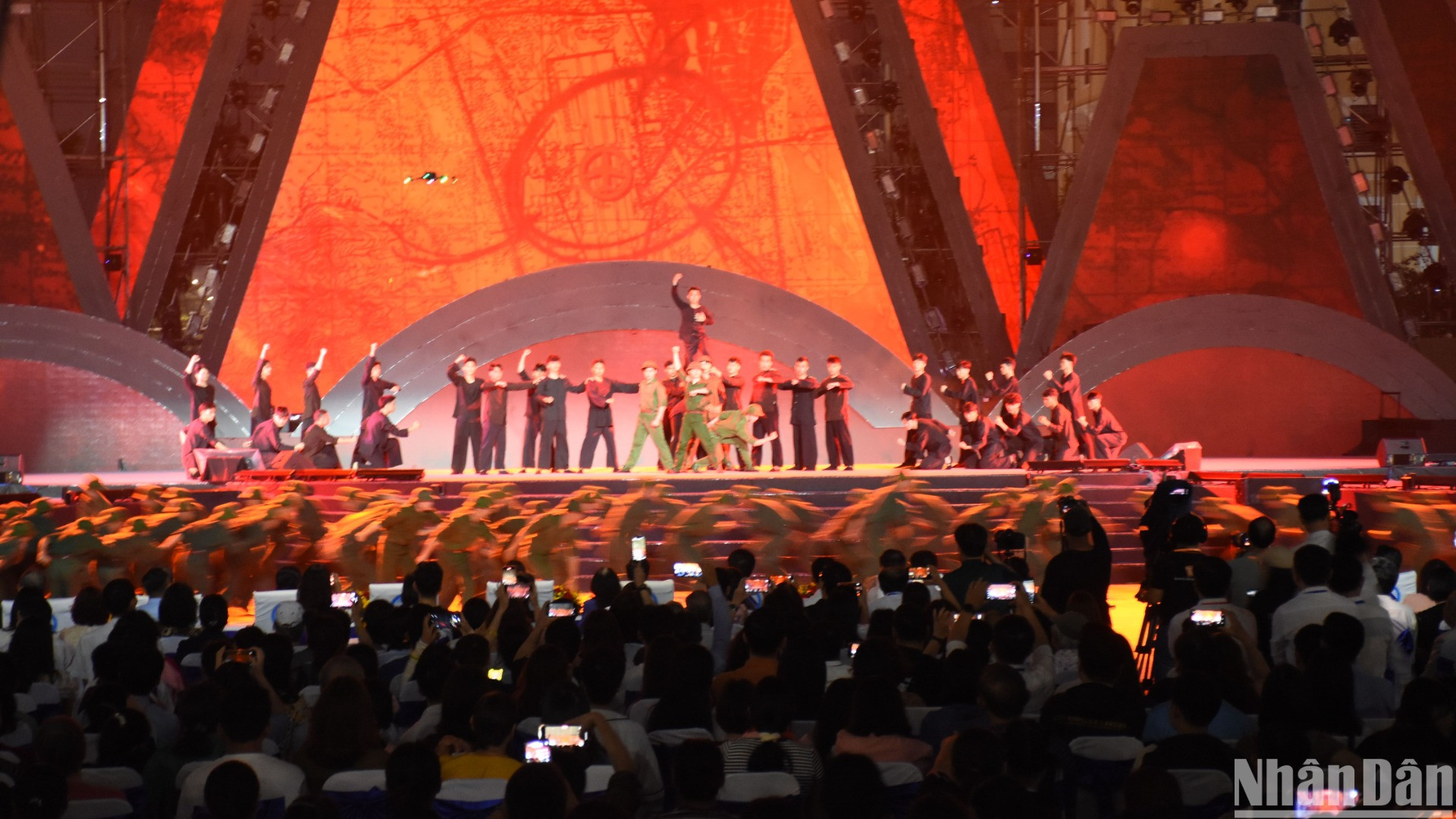 Các tiết mục trong chương trình được dàn dựng dẫn dắt người xem từ lịch sử đấu tranh hào hùng của quân và dân Đà Nẵng đến sự phát triển của thành phố hôm nay. (Ảnh: ANH ĐÀO)