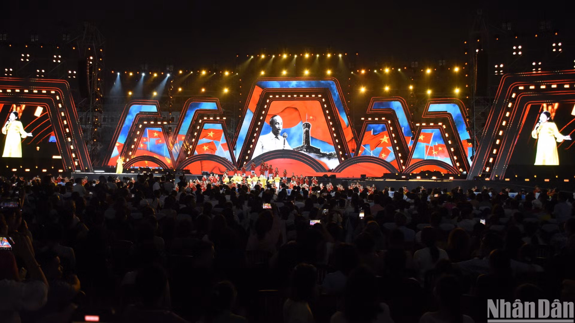 Tiết mục Đà Nẵng ơi! Chúng con đã về, Lá cờ Đảng, Bác Hồ một tình yêu bao la. Sáng tác Phan Huỳnh Điểu, Văn An, Thuận Yến, do nghệ sĩ ưu tú Đăng Dương, Anh Thơ và Vũ đoàn Trưng Vương, Vũ đoàn HT và sinh viên, biểU diễn. (Ảnh: ANH ĐÀO) 