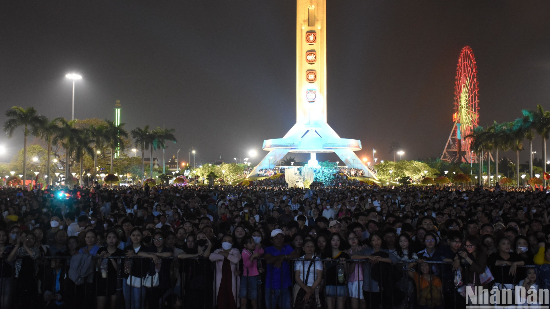 Hàng ngàn khán giả đổ về Quảng trường 29/3 xem chương trình nghệ thuật đặc biệt “Những nhịp cầu vươn tới tương lai”. (Ảnh: ANH ĐÀO)