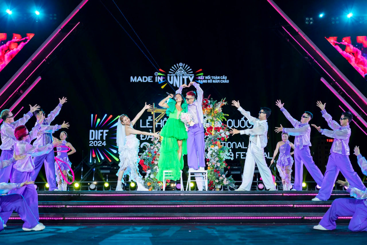 Sự cộng hưởng giữa ánh sáng và âm nhạc, đã sẵn sàng để đưa du khách đến một thế giới tràn ngập tình yêu và thú vị trong đêm DIFF 2024 thứ ba “Tình yêu diệu kỳ”.