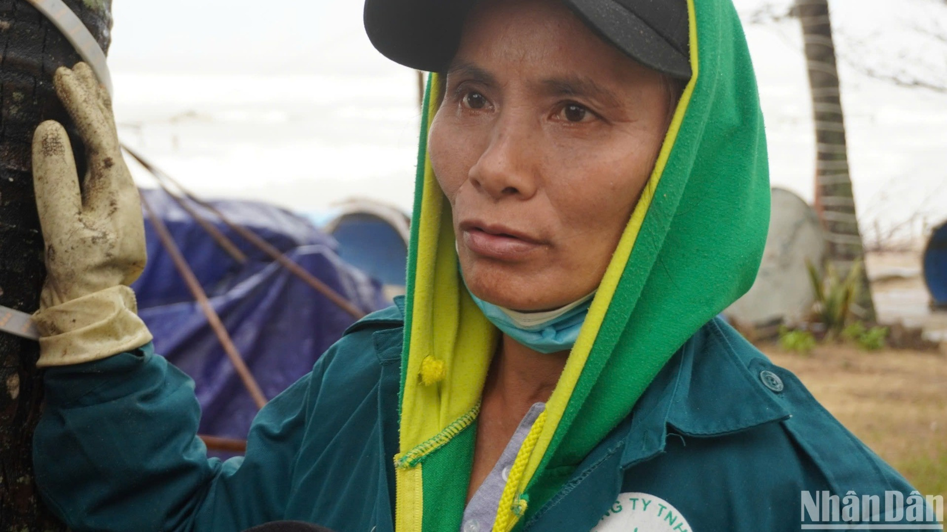 Sáng 31/12, bà Đặng Thị Liên, chủ ki-ốt kinh doanh tại khu vực này tiến hành thu dọn tài sản bị sóng đánh sập. Bà Liên cho hay: thời tiết gió mùa khiến sóng biển rất lớn, chỉ trong một đêm sóng biển xâm thực cuốn nhiều vật dụng tại quán. (Ảnh: ANH ĐÀO)