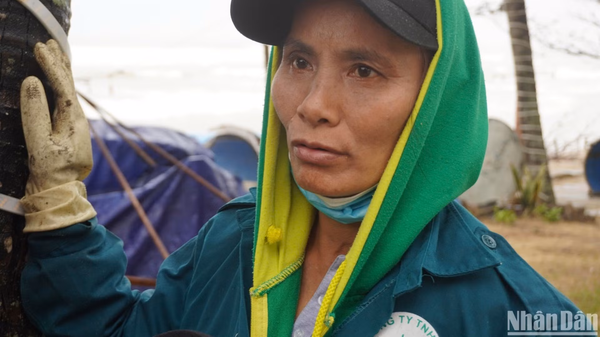 Sáng 31/12, bà Đặng Thị Liên, chủ ki-ốt kinh doanh tại khu vực này tiến hành thu dọn tài sản bị sóng đánh sập. Bà Liên cho hay: thời tiết gió mùa khiến sóng biển rất lớn, chỉ trong một đêm sóng biển xâm thực cuốn nhiều vật dụng tại quán. (Ảnh: ANH ĐÀO) Sáng 31/12, bà Đặng Thị Liên, chủ ki-ốt kinh doanh tại khu vực này tiến hành thu dọn tài sản bị sóng đánh sập. Bà Liên cho hay: thời tiết gió mùa khiến sóng biển rất lớn, chỉ trong một đêm sóng biển xâm thực cuốn nhiều vật dụng tại quán. (Ảnh: ANH ĐÀO)