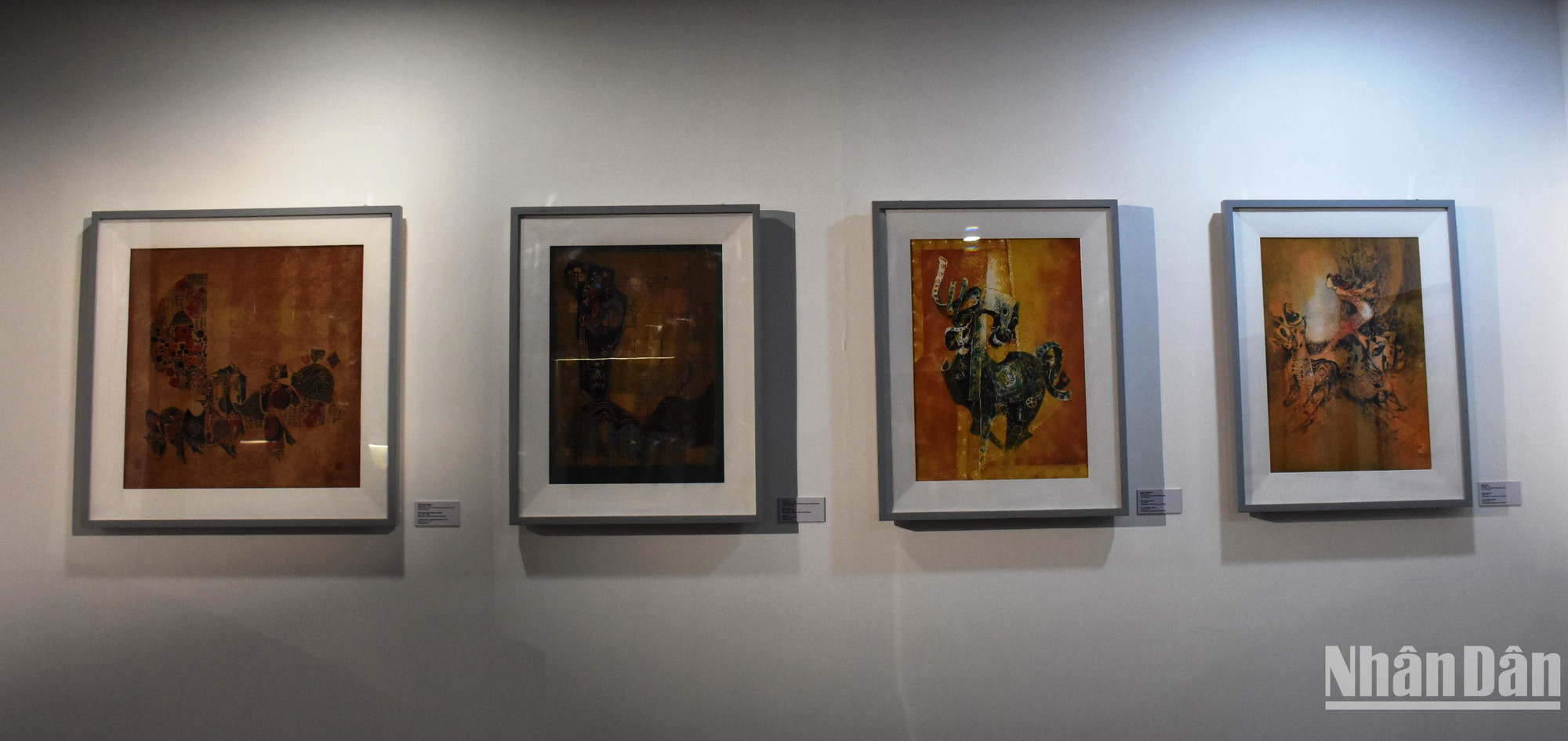 Bộ sưu tập các tác phẩm tiêu biểu vẽ về ngựa của họa sĩ Lê Bá Đảng. (Ảnh: ANH ĐÀO)