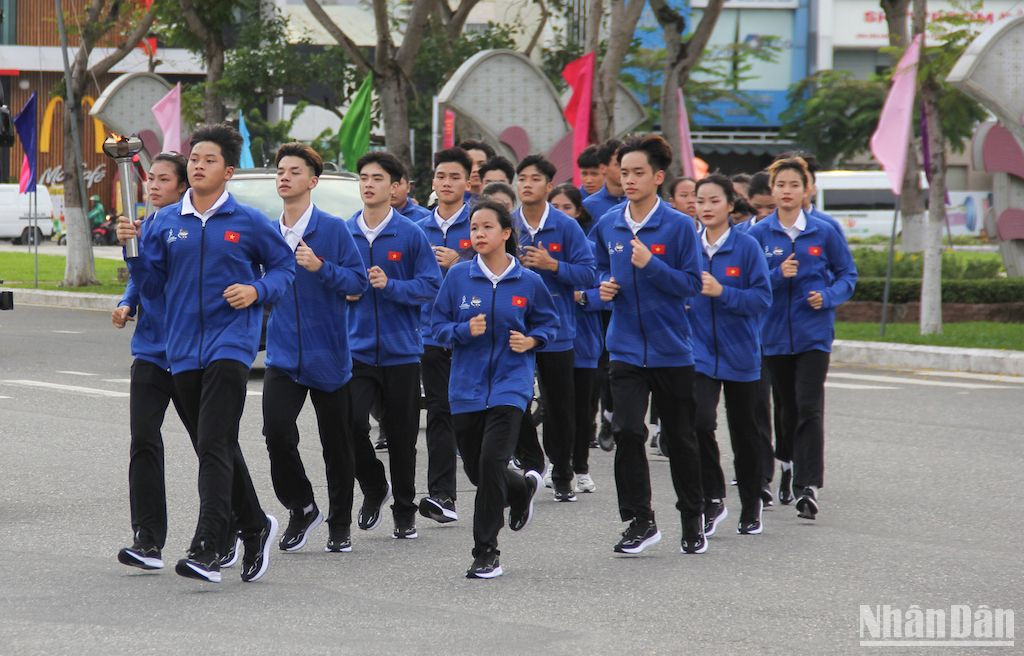 Ngọn lửa sẽ được đưa về Đài đuốc Đại hội Thể thao học sinh Đông Nam Á tại Cung Thể thao Tiên Sơn và thắp sáng trong Lễ khai mạc sự kiện, tối nay (1/6). (Ảnh ANH ĐÀO)