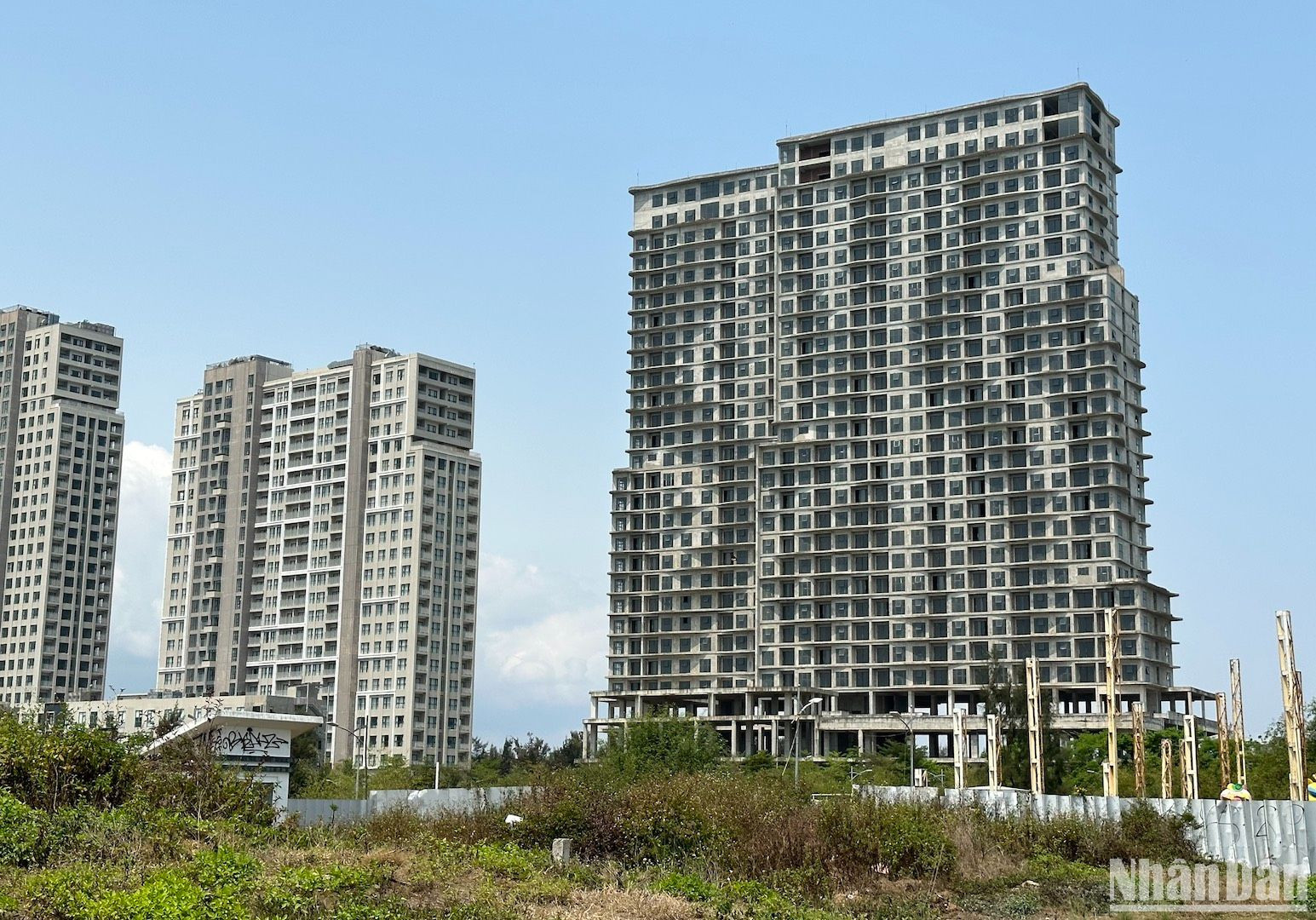 Hệ thống lưu trú đẳng cấp condotel và khách sạn boutique cùng hàng trăm tiện ích và dịch vụ giải trí khác… của dự án này mới chỉ hoàn thiện phần khung...