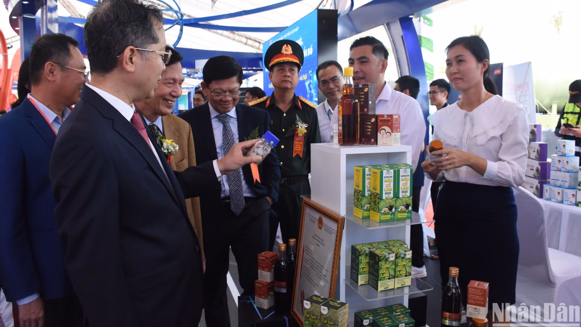 Các đại biểu tham quan không gian trưng bày, giới thiệu các thành tựu, sản phẩm tiêu biểu trong lĩnh vực công nghiệp, thương mại của Đà Nẵng. (Ảnh: ANH ĐÀO)