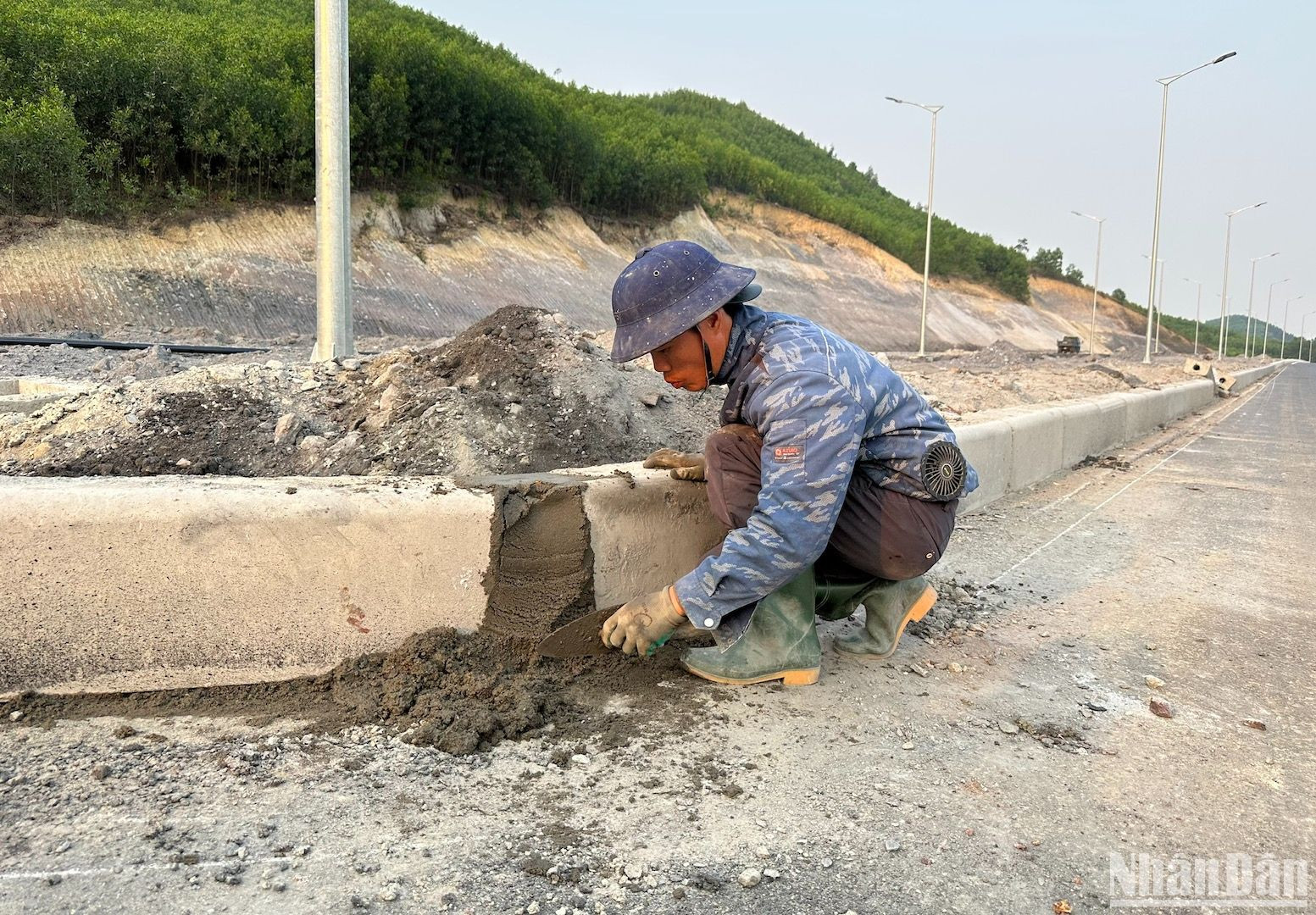 Công nhân hoàn thiện phần việc bó vỉa...