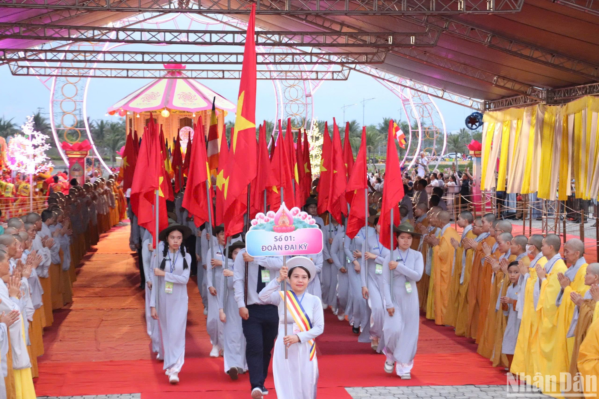 Đoàn đại kỳ dẫn đầu đoàn cung thỉnh xá lợi Đức Phật vào chùa Quán Thế Âm. (Ảnh: ANH ĐÀO)