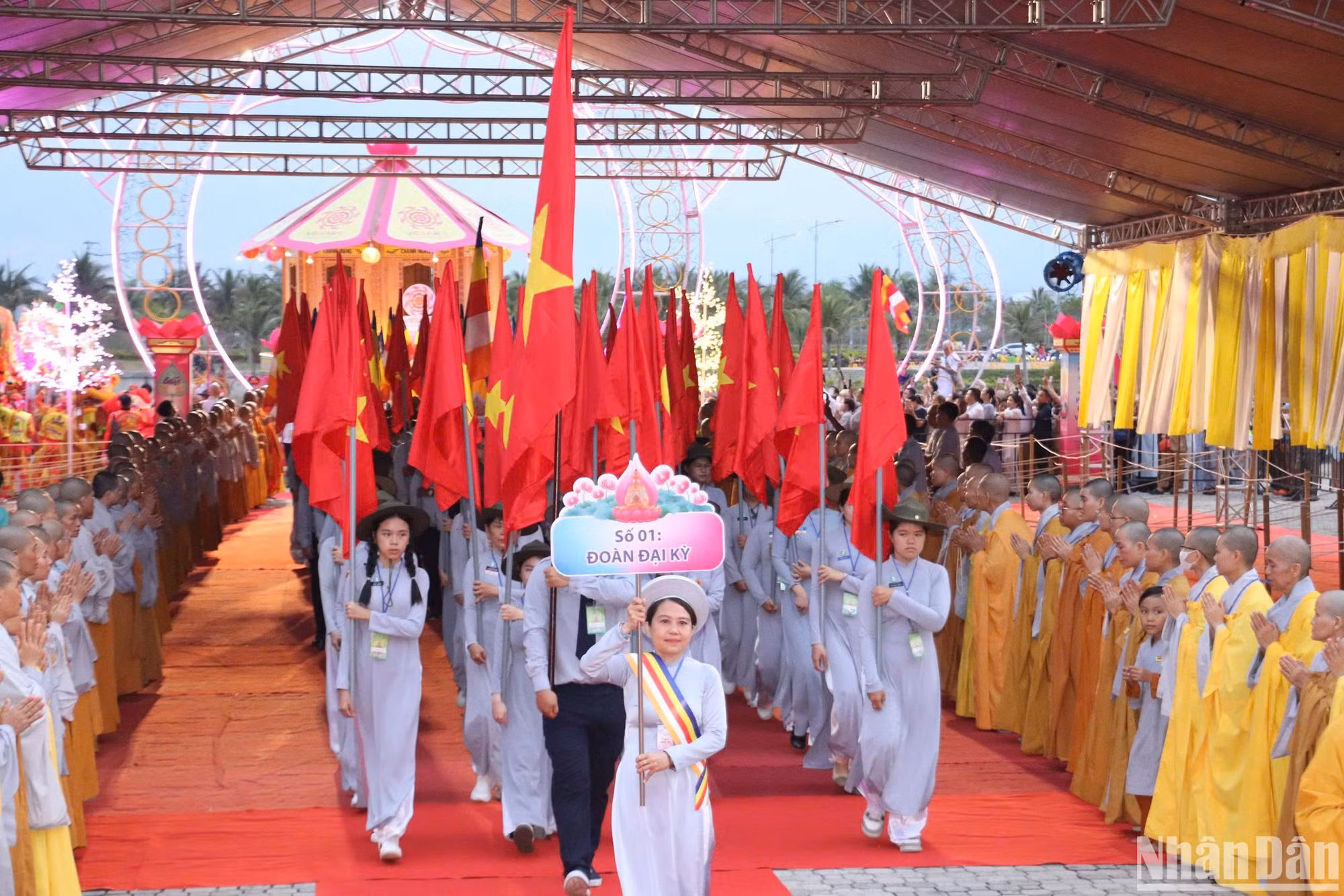 Đoàn đại kỳ dẫn đầu đoàn cung thỉnh xá lợi Đức Phật vào chùa Quán Thế Âm. (Ảnh: ANH ĐÀO)