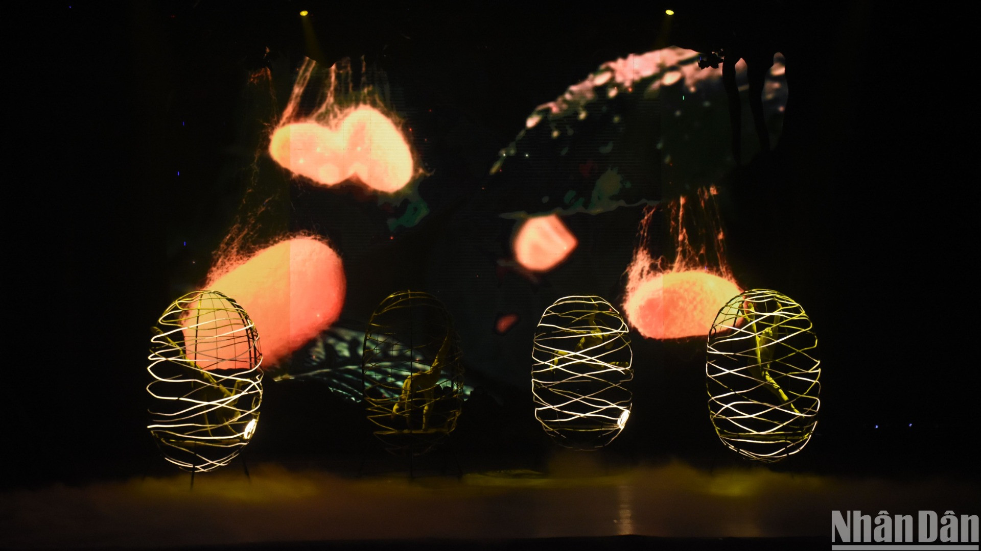 Một trong nhiều nỗ lực xây dựng, làm mới sản phẩm công nghiệp văn hóa Đà Nẵng đã được anh chị em nghệ sĩ Nhà hát Trưng Vương Đà Nẵng dày công xây dựng. (Ảnh: ANH ĐÀO)