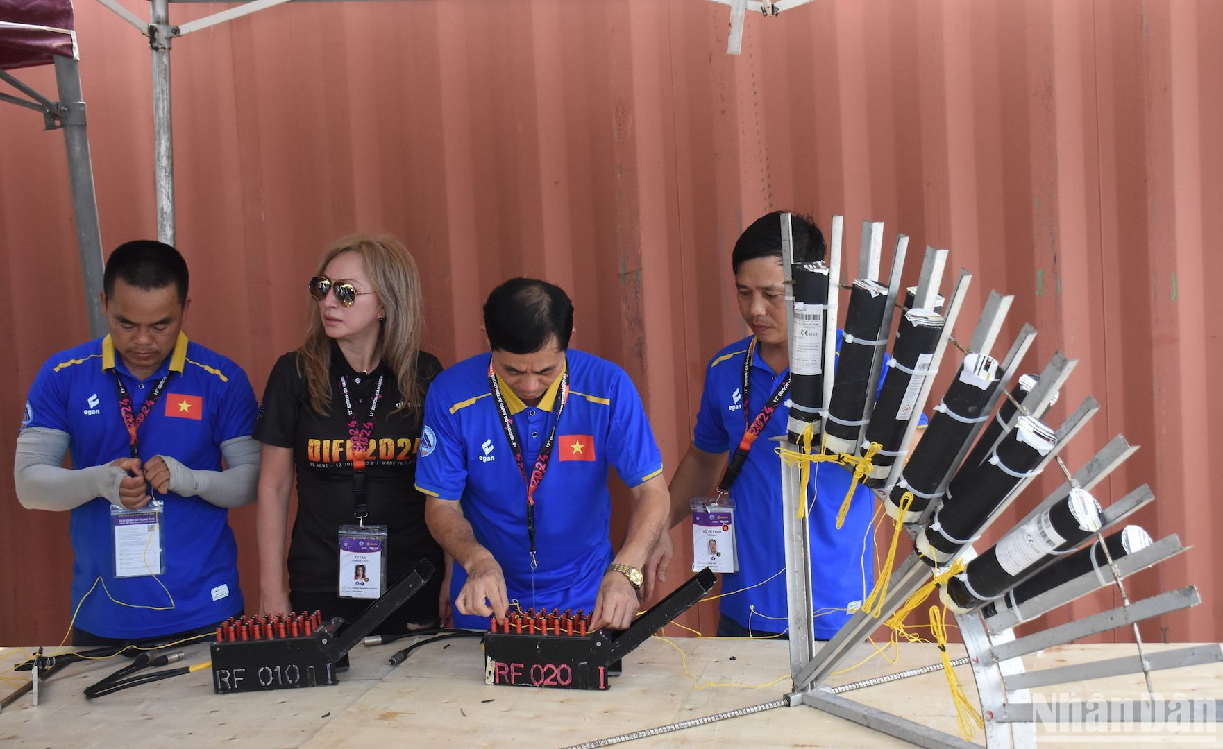 Đại diện đội Việt Nam chia sẻ và cho biết, đội sử dụng hơn 4.000 quả pháo các loại tạo nên những hàng trăm hiệu ứng và màu sắc khác nhau trong đêm khai mạc. Với chủ đề “Vũ điệu bầu trời”, đội Việt Nam sẽ trình diễn với 3 phần là sự kết hợp những giai điệu nhẹ nhàng, tươi mới, khơi gợi cảm xúc với âm hưởng sôi động, hiện đại như một lời mời du khách đến với Việt Nam. (Ảnh ANH ĐÀO)