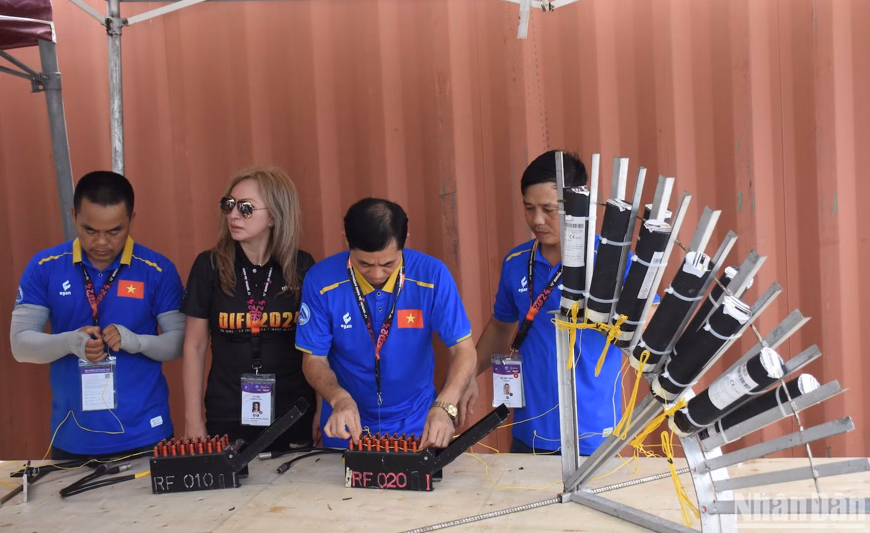 Đại diện đội Việt Nam chia sẻ và cho biết, đội sử dụng hơn 4.000 quả pháo các loại tạo nên những hàng trăm hiệu ứng và màu sắc khác nhau trong đêm khai mạc. Với chủ đề “Vũ điệu bầu trời”, đội Việt Nam sẽ trình diễn với 3 phần là sự kết hợp những giai điệu nhẹ nhàng, tươi mới, khơi gợi cảm xúc với âm hưởng sôi động, hiện đại như một lời mời du khách đến với Việt Nam. (Ảnh ANH ĐÀO)