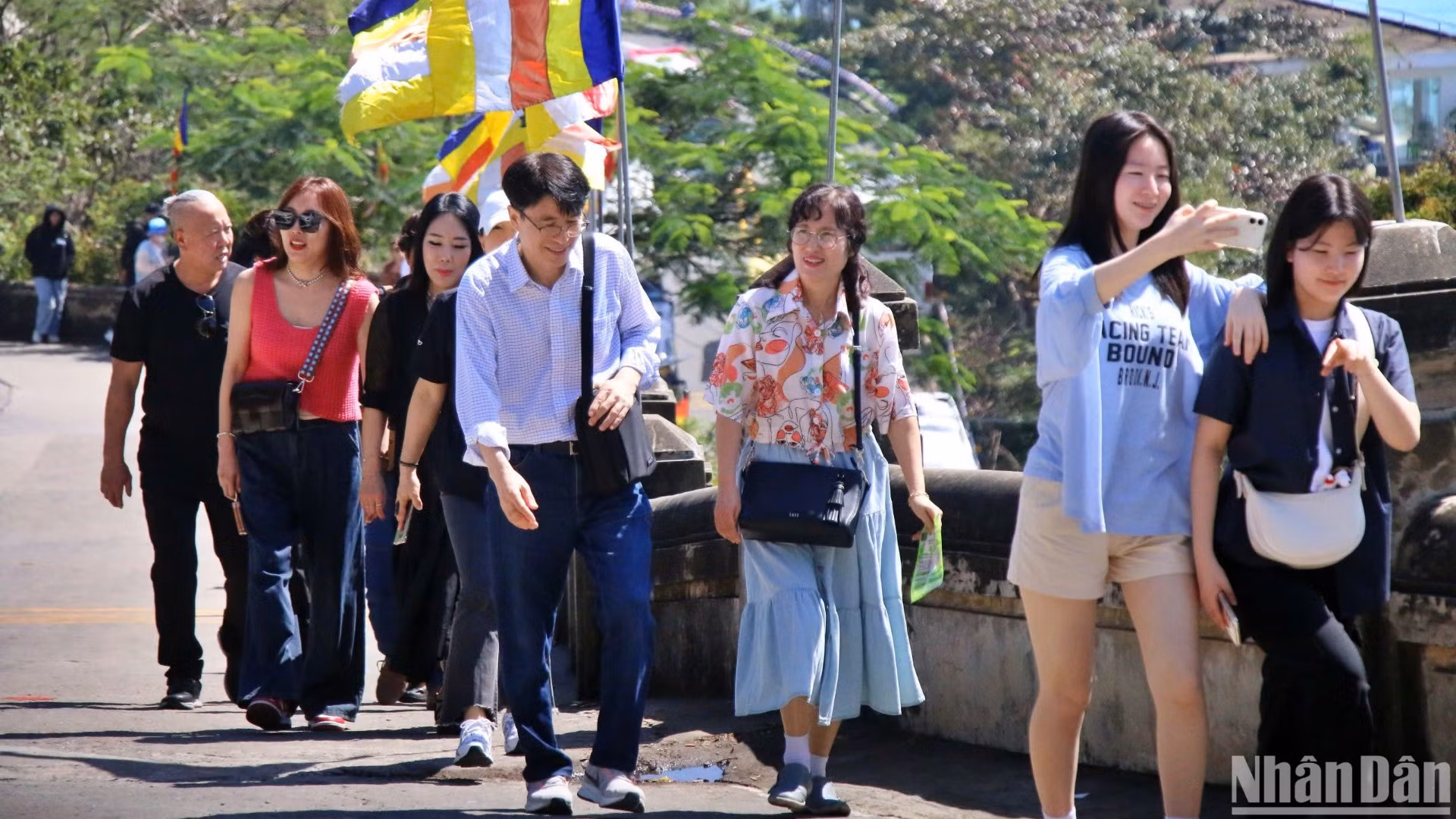 Nhiều đoàn khách quốc tế chọn tham quan chùa Linh Ứng vào sáng ngày Mùng 3 Tết. (Ảnh: ANH ĐÀO)