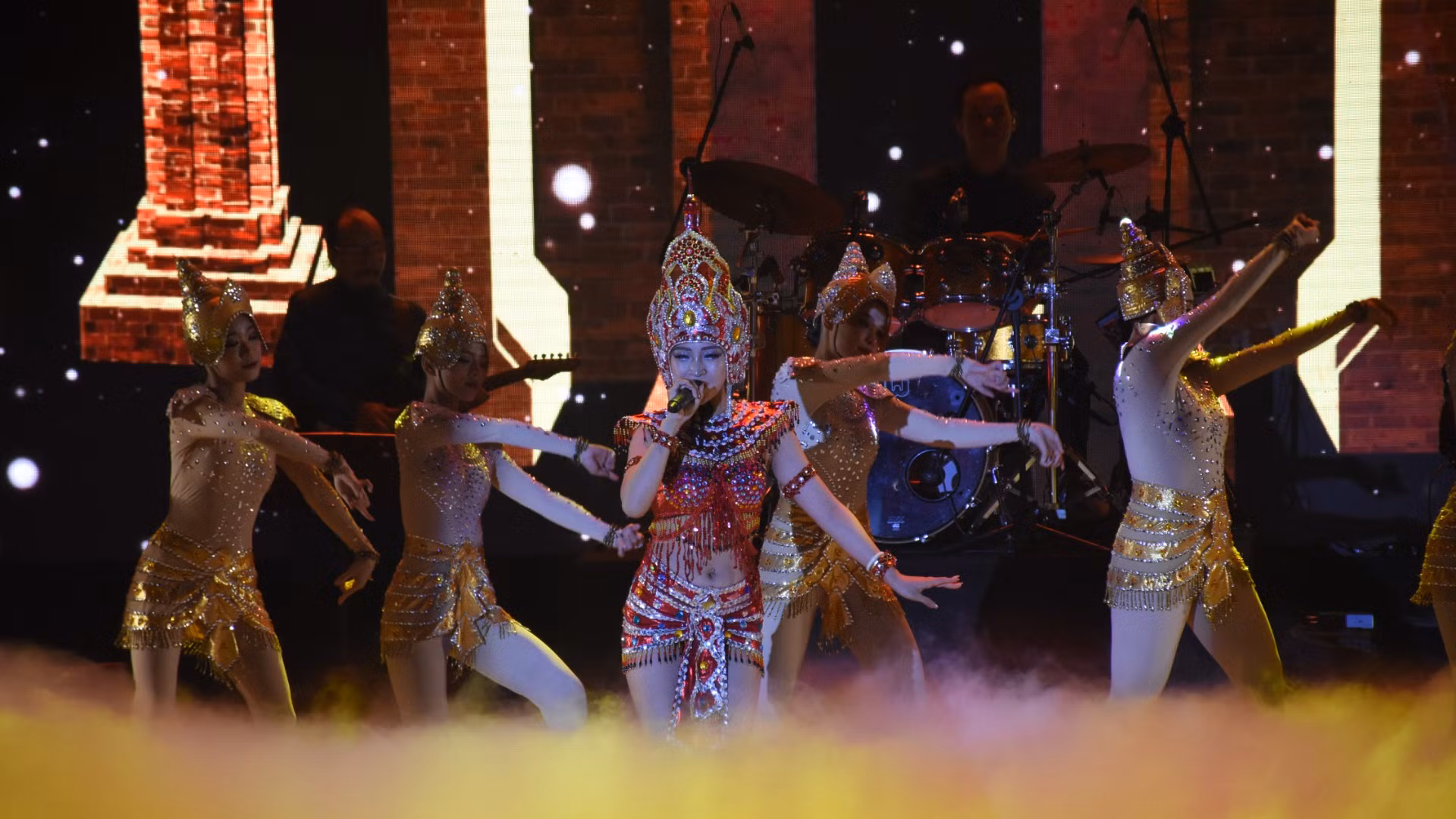 Tiết mục đơn ca “Vũ nữ Apsara bên sông Hàn”, biên đạo: Thu Hoài, do ca sĩ Hồng Minh cùng tốp múa Nhà hát biểu diễn đạt huy chương Bạc. (Ảnh: ANH ĐÀO) Tiết mục đơn ca “Vũ nữ Apsara bên sông Hàn”, biên đạo: Thu Hoài, do ca sĩ Hồng Minh cùng tốp múa Nhà hát biểu diễn đạt huy chương Bạc. (Ảnh: ANH ĐÀO)