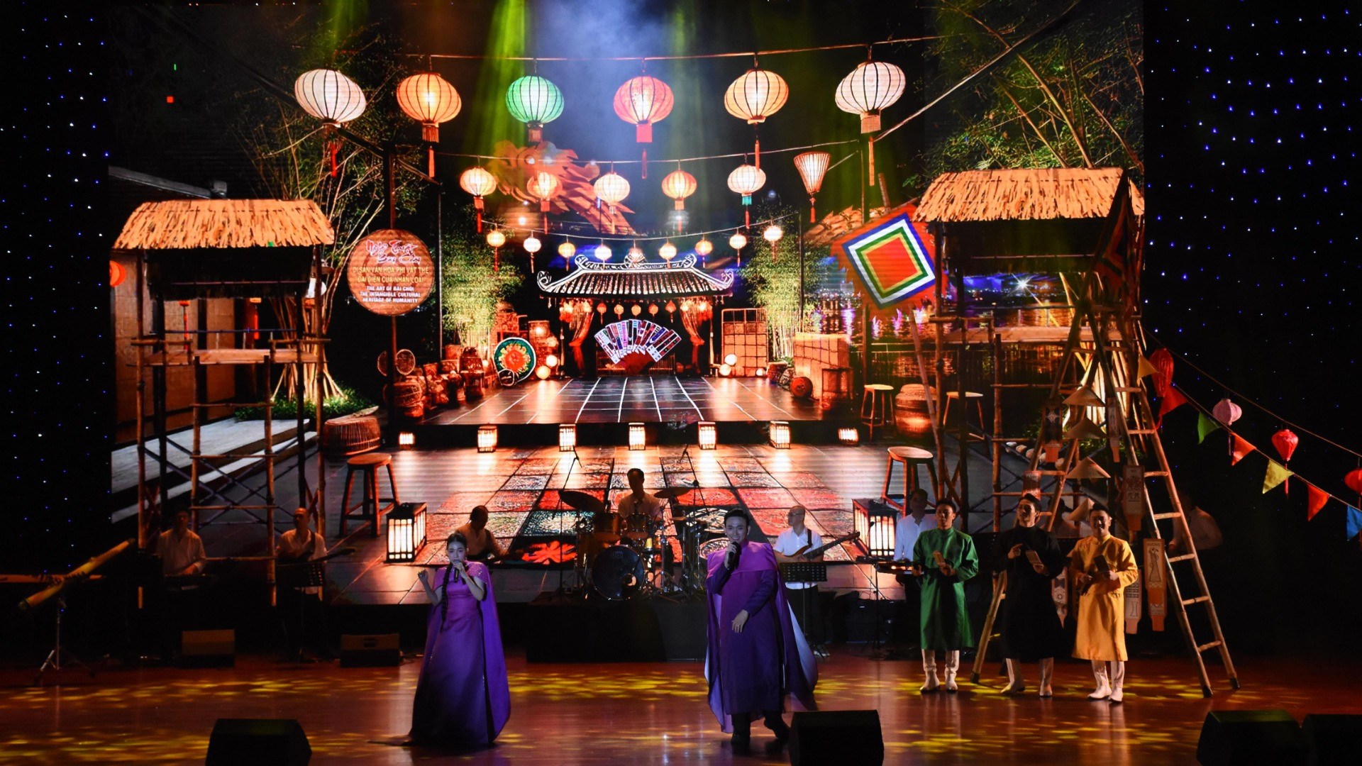 Tiết mục song ca “Ngẫu hứng bài chòi”, âm nhạc: Phạm Hồng Biển; do ca sĩ Ny Ny Nguyễn, ca sĩ Nam Sơn, và tốp bè biểu diễn, đạt huy chương Bạc. (Ảnh: ANH ĐÀO)