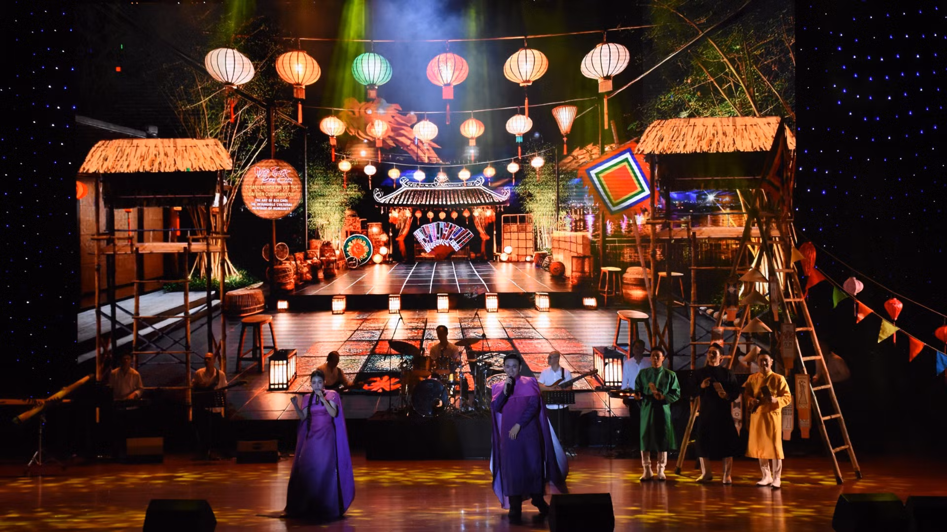 Tiết mục song ca “Ngẫu hứng bài chòi”, âm nhạc: Phạm Hồng Biển; do ca sĩ Ny Ny Nguyễn, ca sĩ Nam Sơn, và tốp bè biểu diễn, đạt huy chương Bạc. (Ảnh: ANH ĐÀO) Tiết mục song ca “Ngẫu hứng bài chòi”, âm nhạc: Phạm Hồng Biển; do ca sĩ Ny Ny Nguyễn, ca sĩ Nam Sơn, và tốp bè biểu diễn, đạt huy chương Bạc. (Ảnh: ANH ĐÀO)