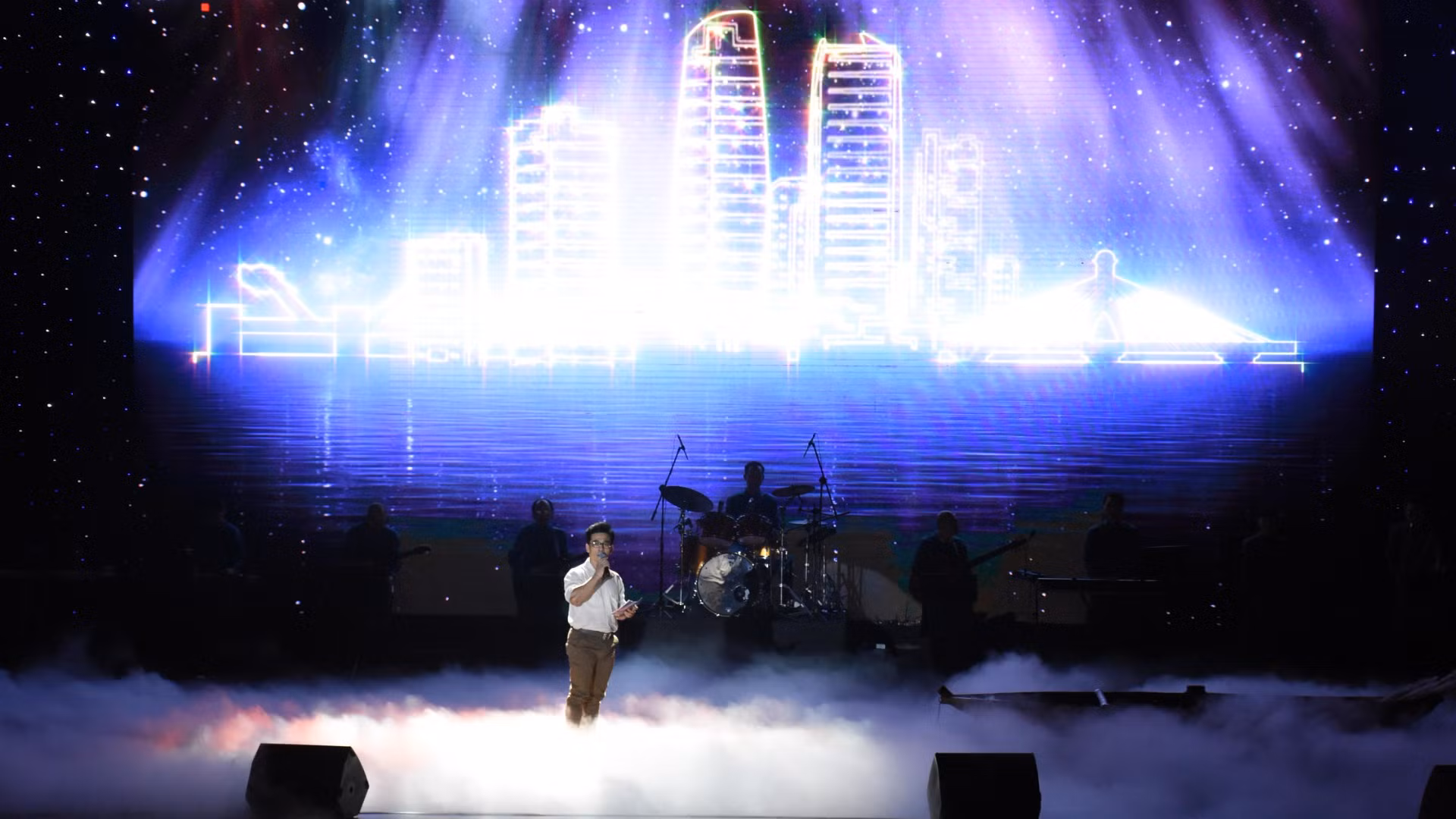 Kịch bản, Tổng đạo diễn: Nghệ sĩ ưu tú Quang Hào, Giám đốc Nhà hát Trưng Vương Đà Nẵng. (Ảnh: ANH ĐÀO) Kịch bản, Tổng đạo diễn: Nghệ sĩ ưu tú Quang Hào, Giám đốc Nhà hát Trưng Vương Đà Nẵng. (Ảnh: ANH ĐÀO)