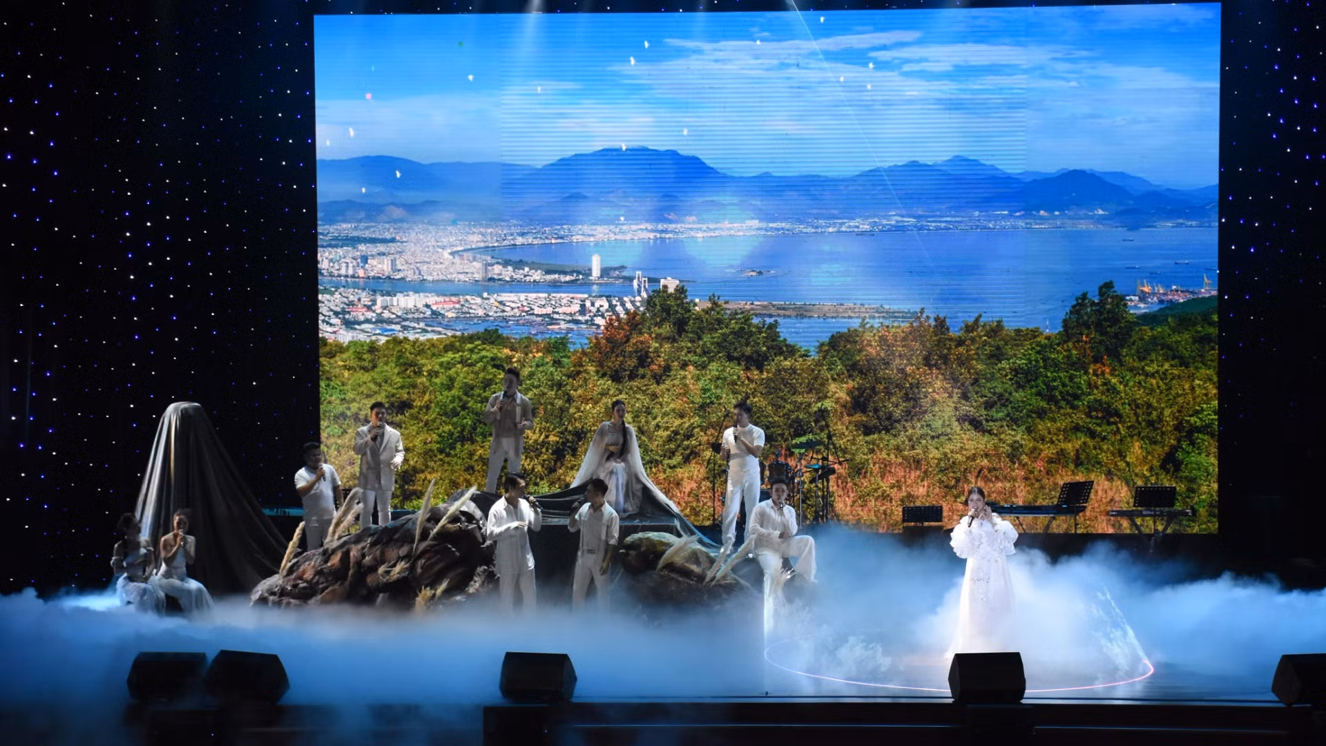 Các tác phẩm chọn dàn dựng trong chương trình mang nhiều dấu ấn văn hóa của mảnh đất, con người Đà Nẵng. (Ảnh: ANH ĐÀO) Các tác phẩm chọn dàn dựng trong chương trình mang nhiều dấu ấn văn hóa của mảnh đất, con người Đà Nẵng. (Ảnh: ANH ĐÀO)