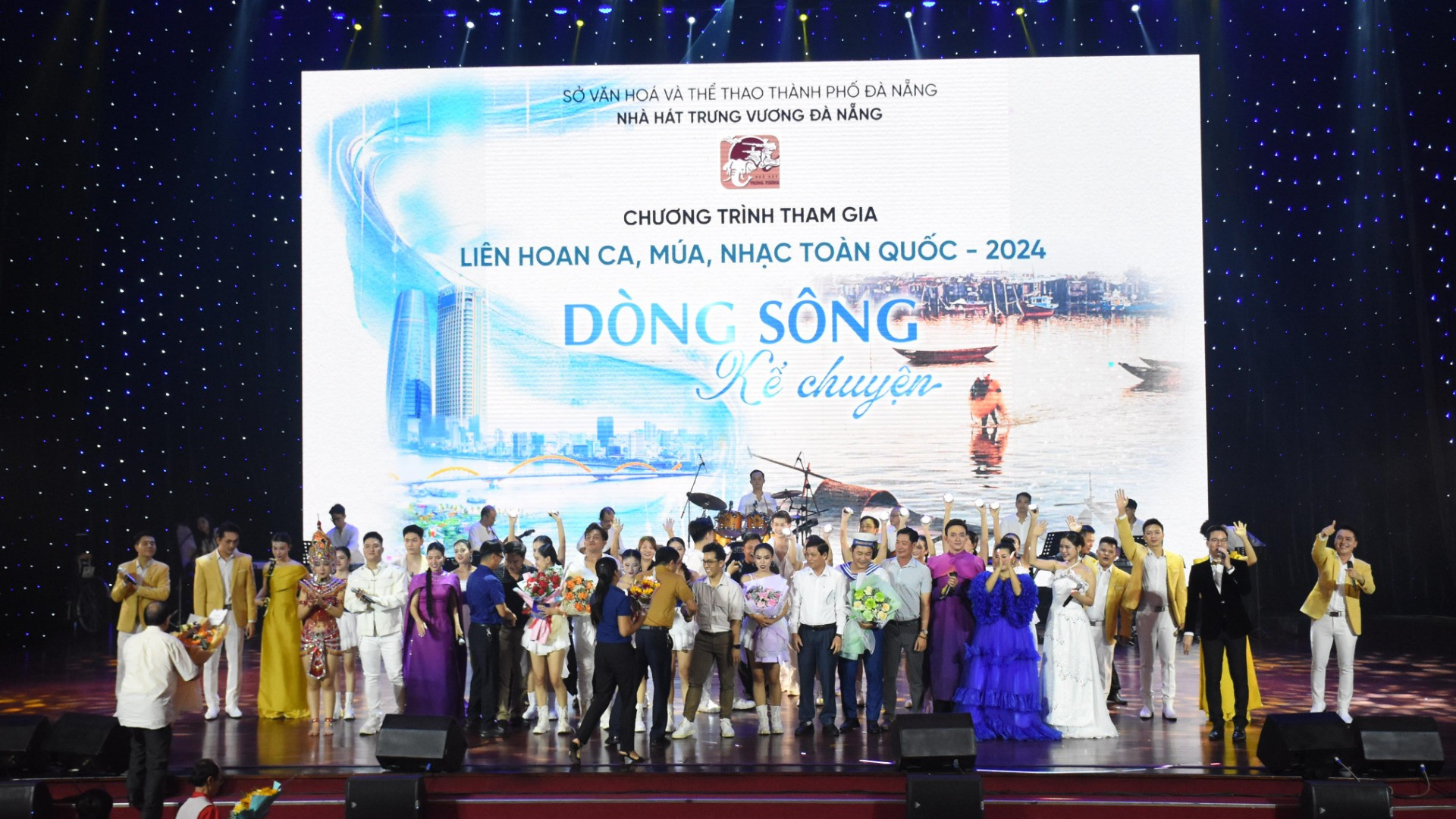 Nhà hát Trưng Vương Đà Nẵng được vinh dự là đơn vị dẫn đầu Tốp sáu đơn vị nghệ thuật đạt Huy chương Bạc cho chương trình nghệ thuật “Dòng sông kể chuyện” tham gia tại Liên hoan. (Ảnh ANH ĐÀO)