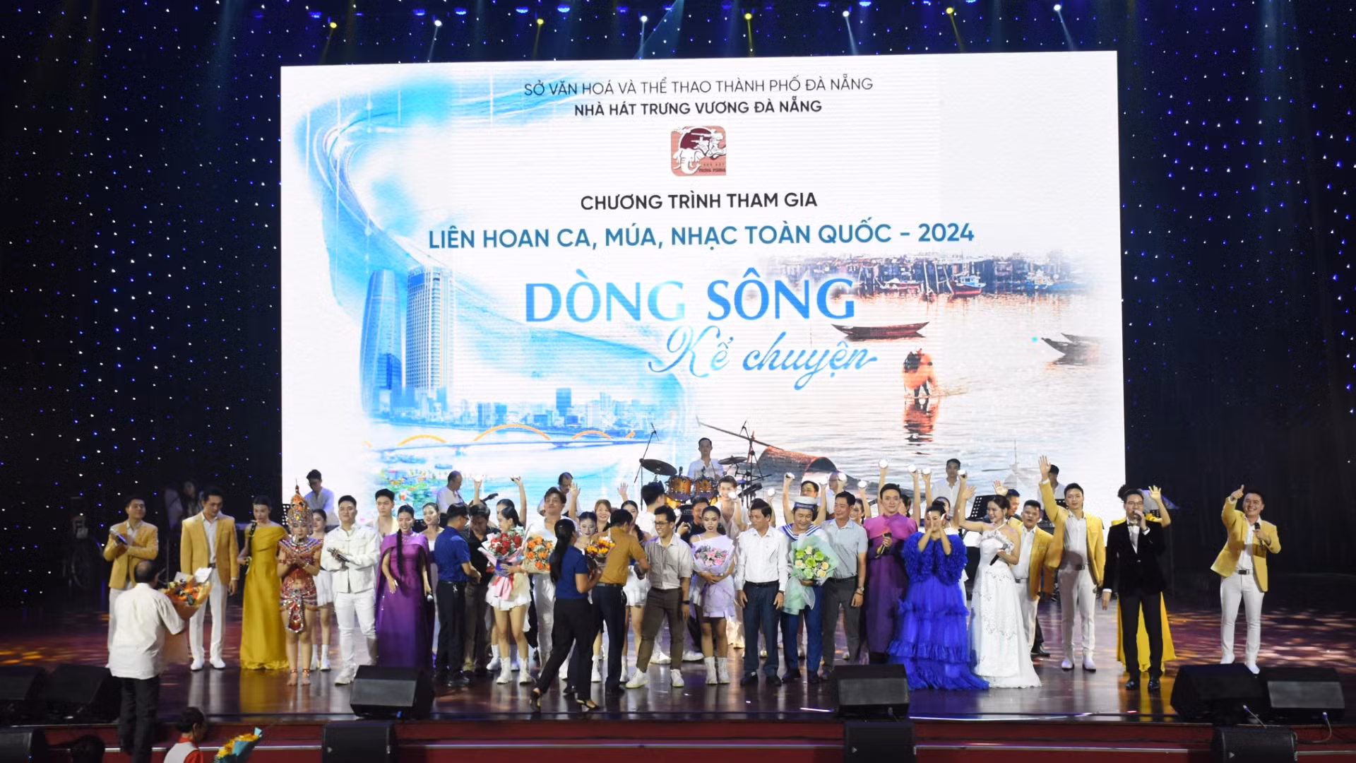 Nhà hát Trưng Vương Đà Nẵng được vinh dự là đơn vị dẫn đầu Tốp sáu đơn vị nghệ thuật đạt Huy chương Bạc cho chương trình nghệ thuật “Dòng sông kể chuyện” tham gia tại Liên hoan. (Ảnh ANH ĐÀO) Nhà hát Trưng Vương Đà Nẵng được vinh dự là đơn vị dẫn đầu Tốp sáu đơn vị nghệ thuật đạt Huy chương Bạc cho chương trình nghệ thuật “Dòng sông kể chuyện” tham gia tại Liên hoan. (Ảnh ANH ĐÀO)