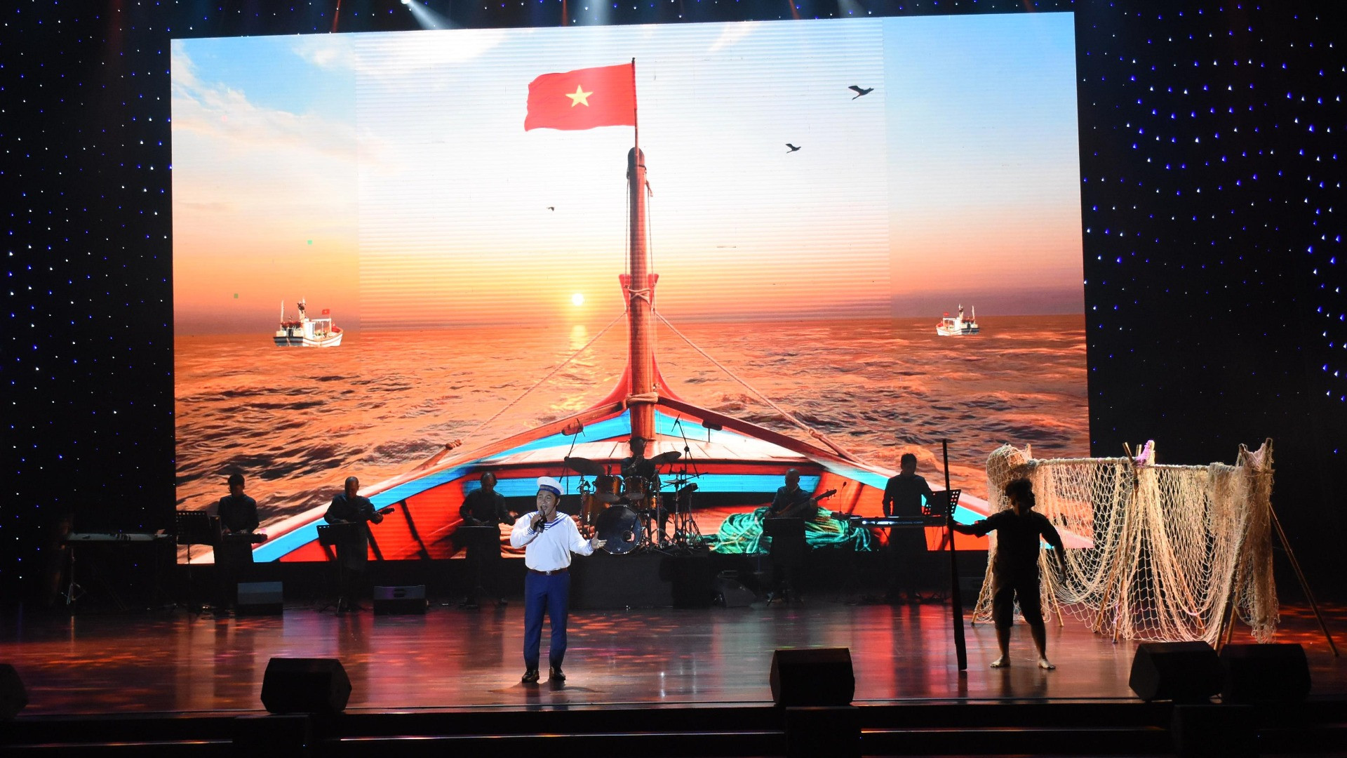 Chương trình nghệ thuật “Dòng sông kể chuyện” mang lại nhiều xúc cảm cho khán giả Đà Nẵng tại buổi công diễn chiều ngày 19/10. (Ảnh: ANH ĐÀO)