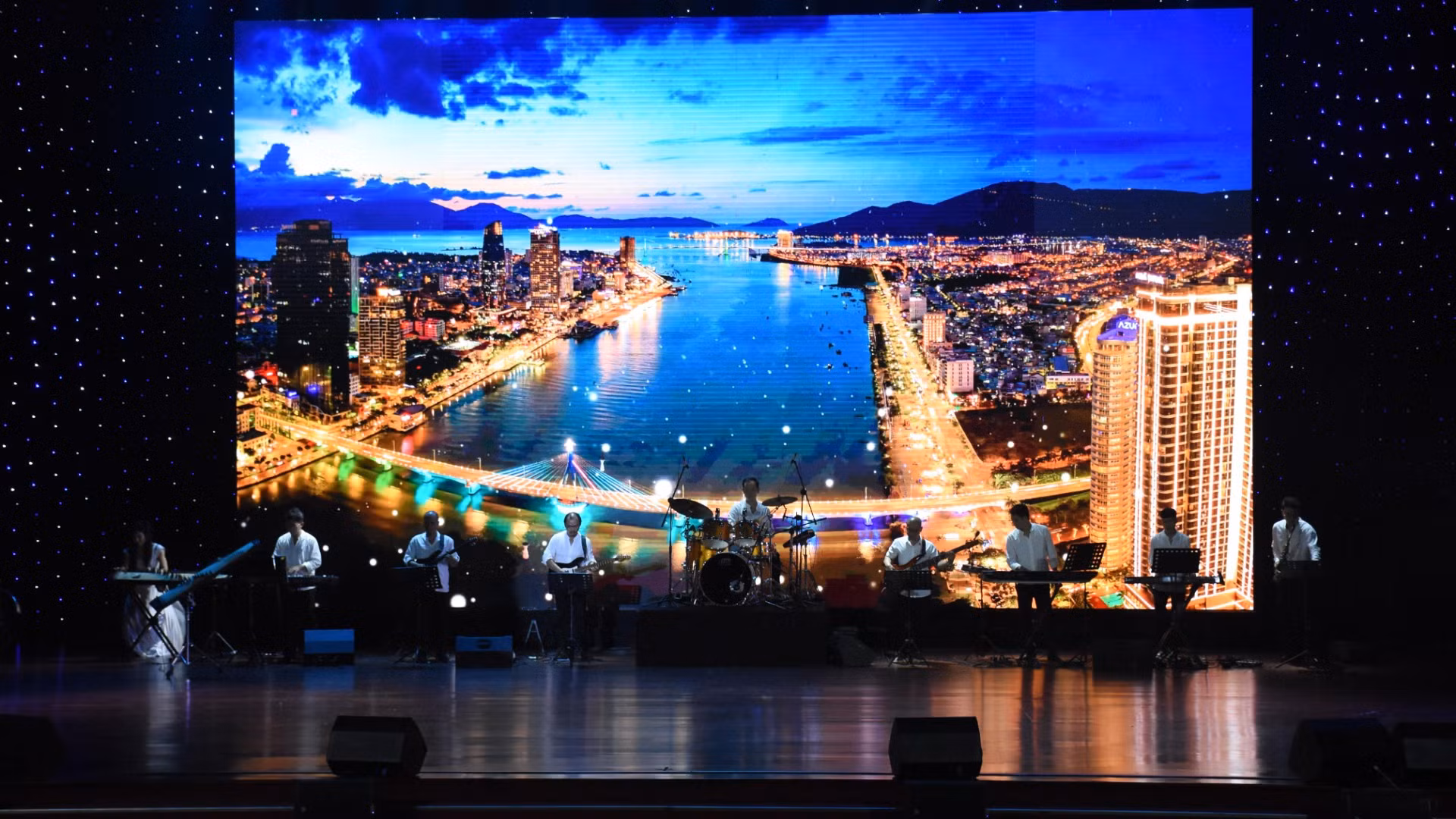 Tiết mục hòa tấu “Cửa biển”, đạt huy chương Bạc. (Ảnh: ANH ĐÀO) Tiết mục hòa tấu “Cửa biển”, đạt huy chương Bạc. (Ảnh: ANH ĐÀO)