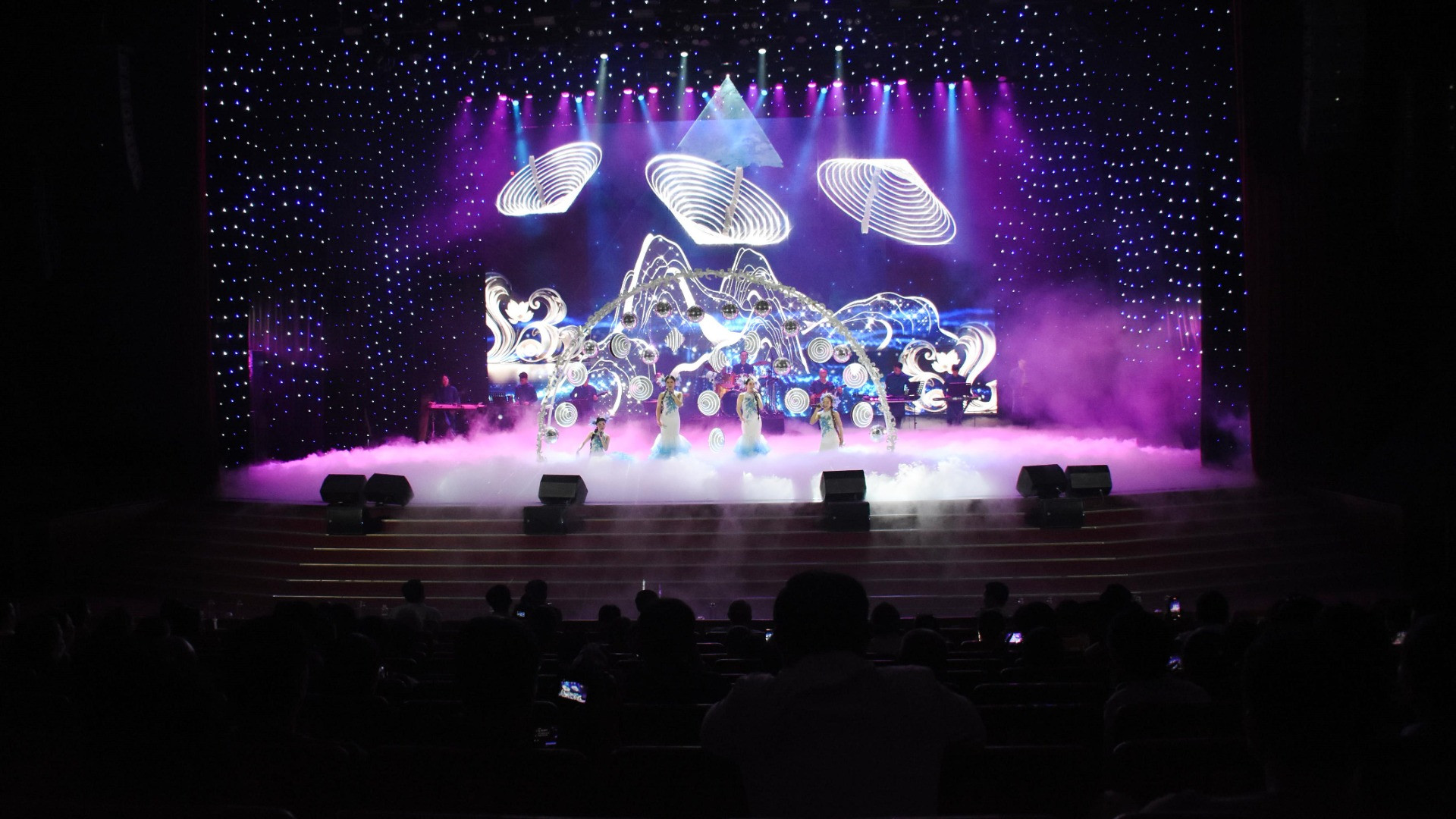 Chương trình nghệ thuật "Dòng sông kể chuyện" kết hợp đa dạng giữa các loại hình ca, múa và nhạc, tái hiện vẻ đẹp vẻ đẹp của đời sống và những nét đặc trưng văn hóa của Đà Nẵng bên dòng Sông Hàn với không gian nghệ thuật giàu cảm xúc và đầy sáng tạo. (Ảnh: ANH ĐÀO)