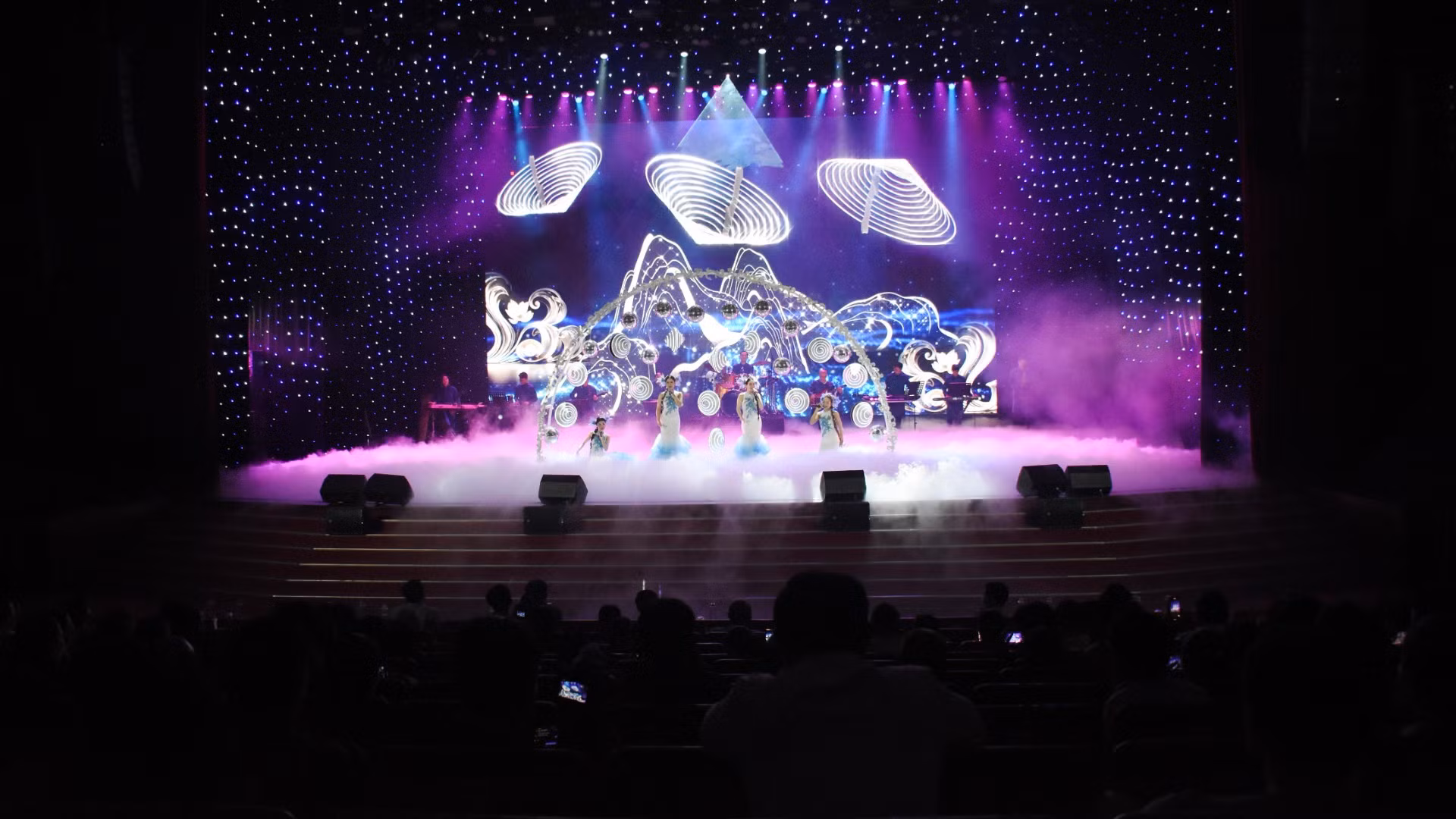 Chương trình nghệ thuật "Dòng sông kể chuyện" kết hợp đa dạng giữa các loại hình ca, múa và nhạc, tái hiện vẻ đẹp vẻ đẹp của đời sống và những nét đặc trưng văn hóa của Đà Nẵng bên dòng Sông Hàn với không gian nghệ thuật giàu cảm xúc và đầy sáng tạo. (Ảnh: ANH ĐÀO) Chương trình nghệ thuật "Dòng sông kể chuyện" kết hợp đa dạng giữa các loại hình ca, múa và nhạc, tái hiện vẻ đẹp vẻ đẹp của đời sống và những nét đặc trưng văn hóa của Đà Nẵng bên dòng Sông Hàn với không gian nghệ thuật giàu cảm xúc và đầy sáng tạo. (Ảnh: ANH ĐÀO)