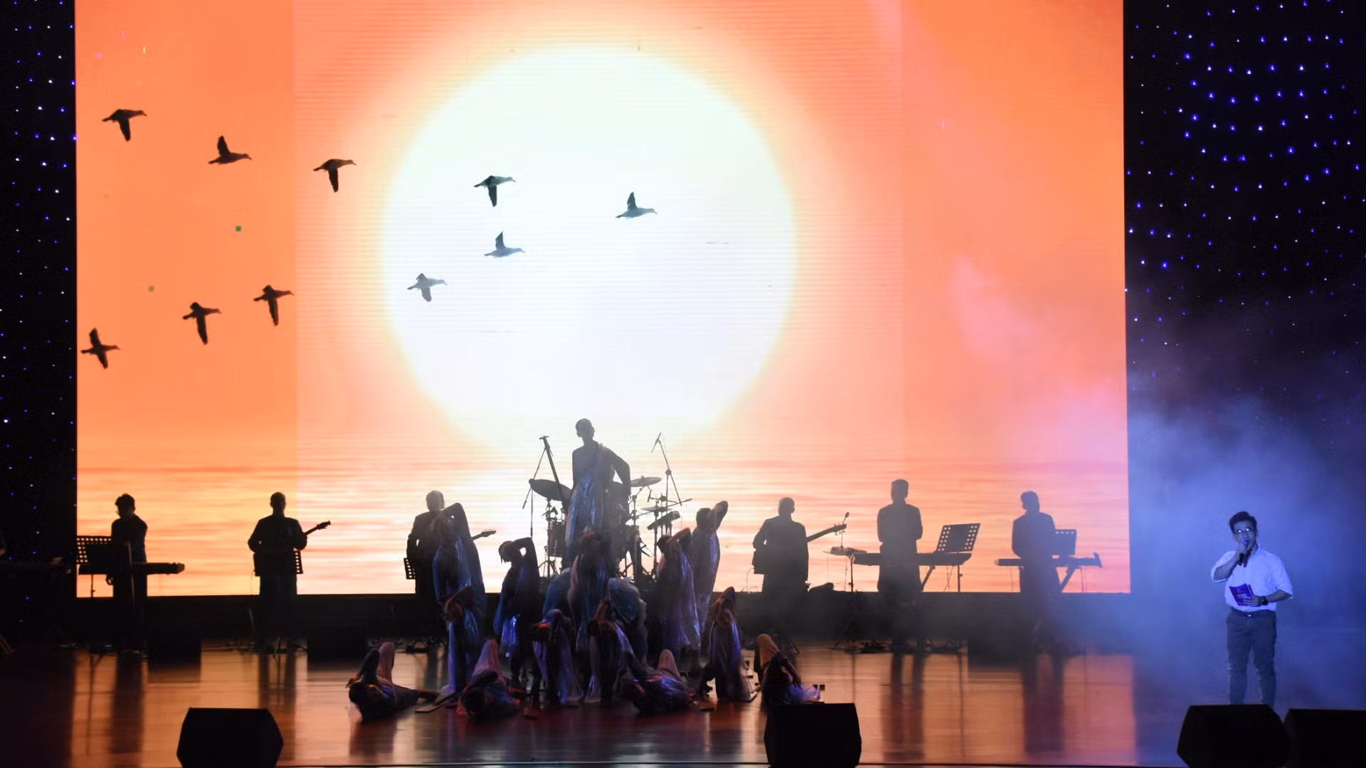 Nhà hát Trưng Vương Đà Nẵng công diễn chương trình nghệ thuật đặc sắc "Dòng sông kể chuyện". (Ảnh: ANH ĐÀO)