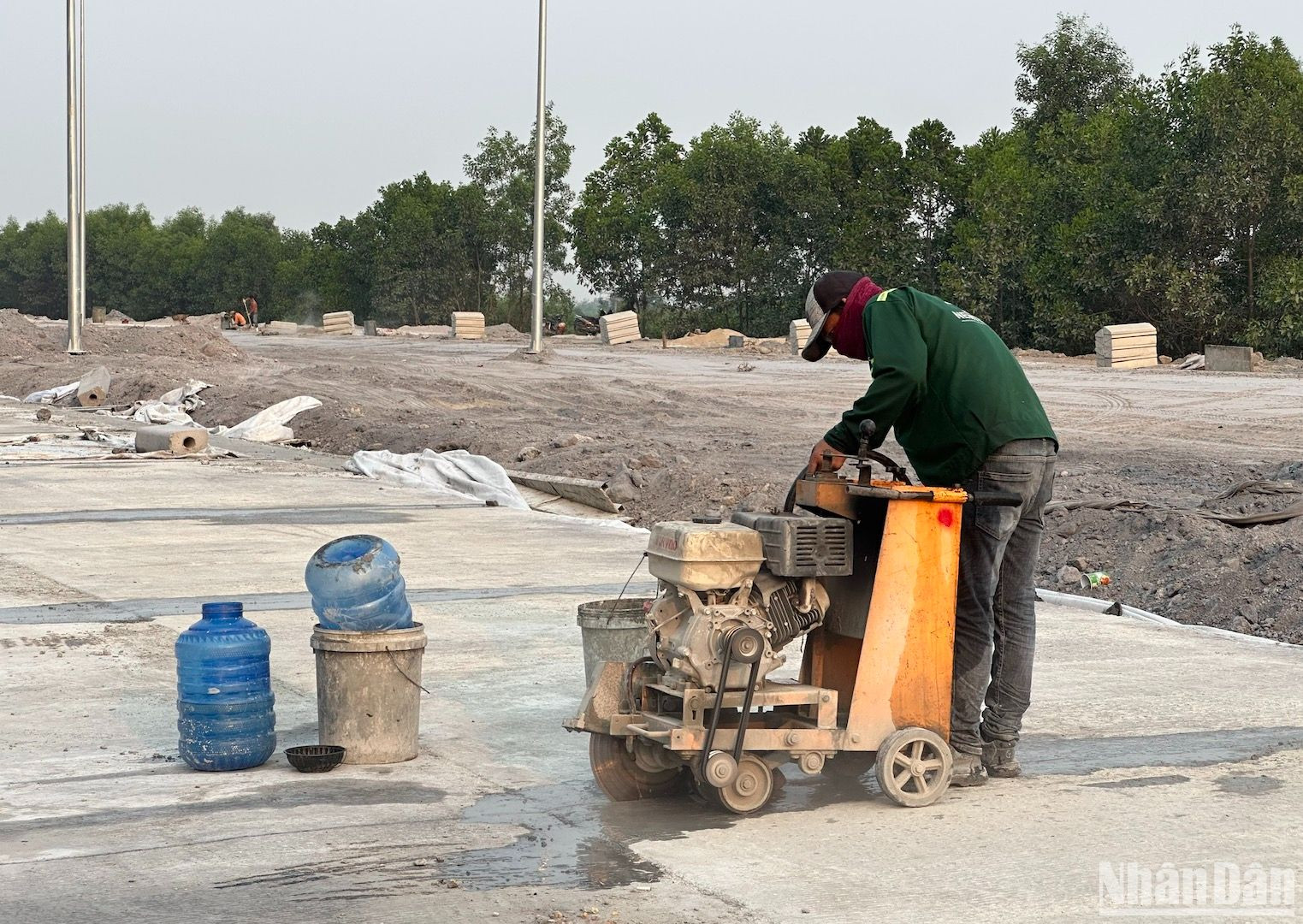 Một công nhân đang làm việc giữa trưa nắng gắt trên tuyến đường vành đai.