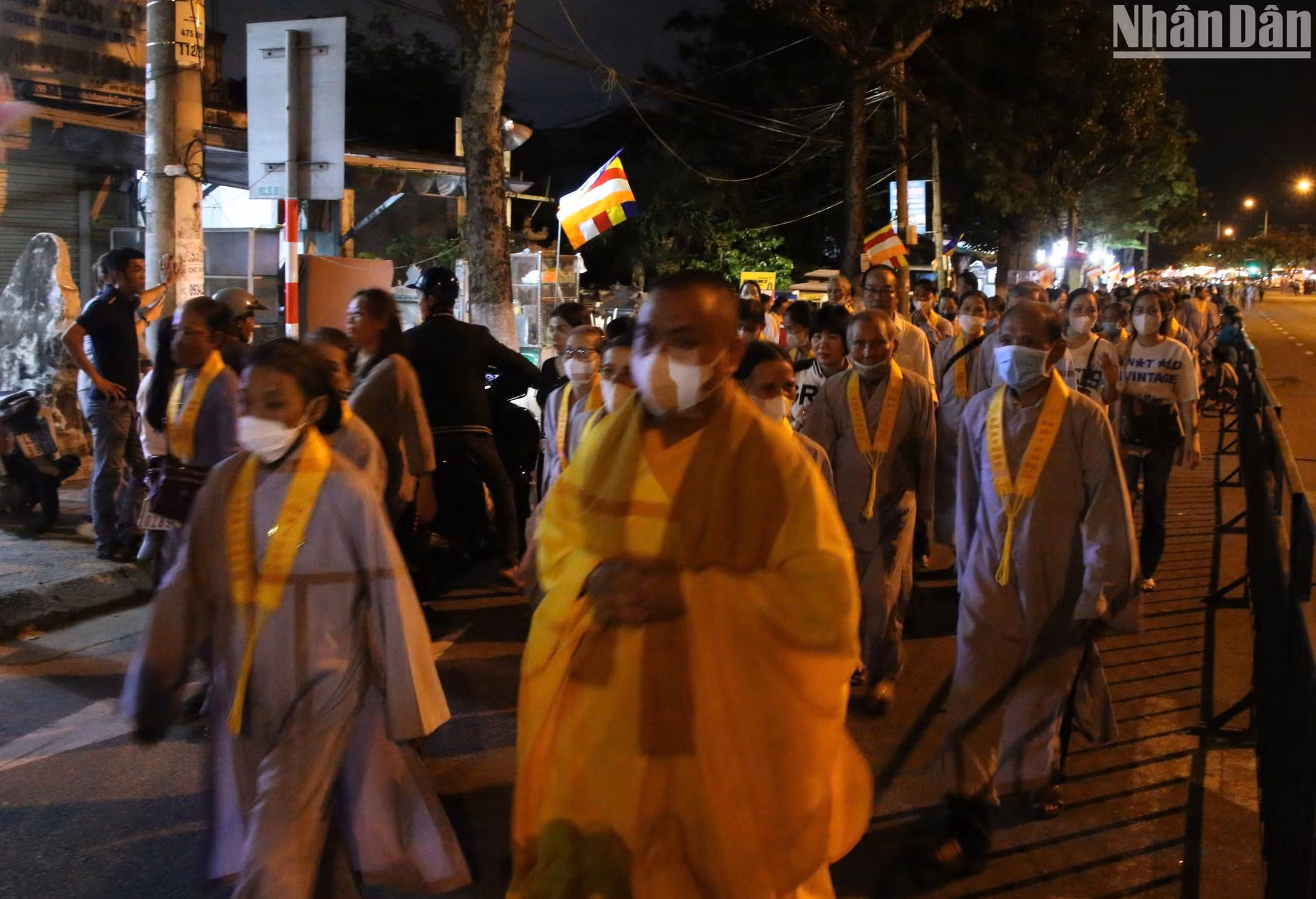 Đà Nẵng tổ chức phân luồng giao thông, bố trí làn đường dành riêng cho tăng ni, Phật tử, người dân, du khách vào chiêm bái xá lợi Đức Phật. (Ảnh: ANH ĐÀO)