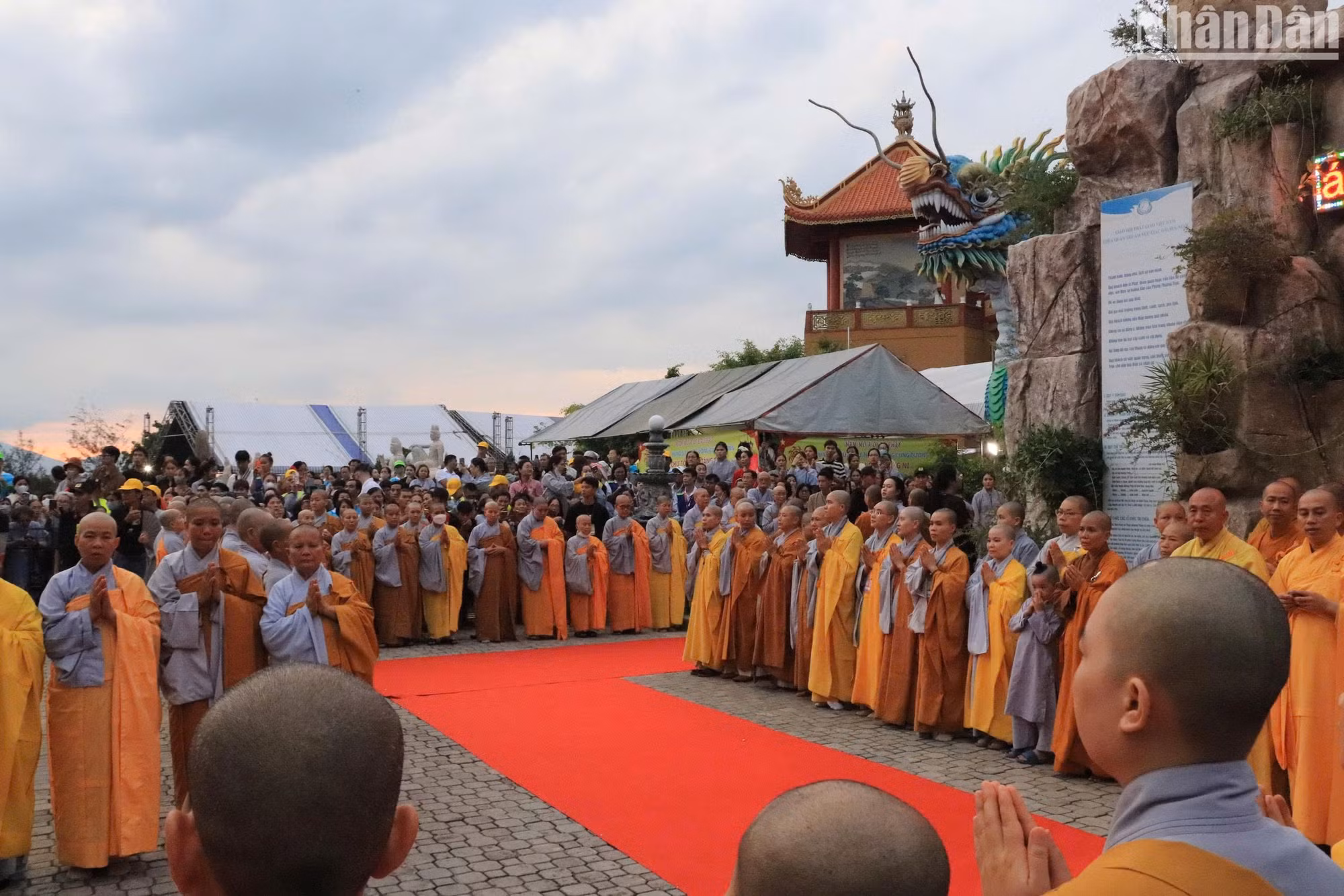 Trang trọng Đại lễ tôn trí, chiêm bái xá lợi Đức Phật Thích Ca Mâu Ni tại chùa Quán Thế Âm. (Ảnh: ANH ĐÀO)