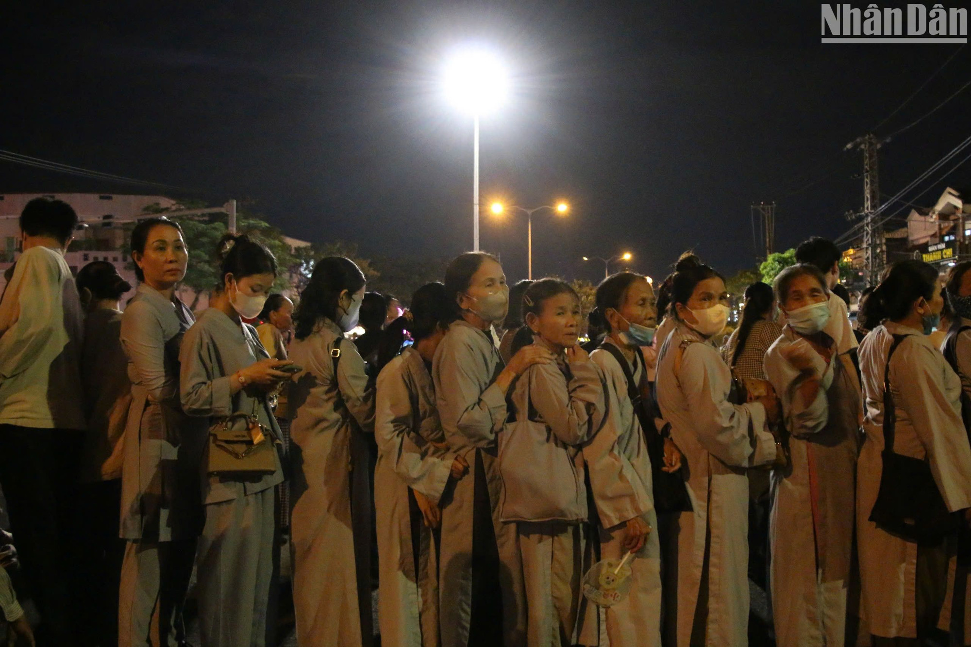 Dòng người đổ về mỗi lúc một đông, xếp hàng trật tự chờ vào chiêm bái xá lợi Đức Phật tại chùa Quán Thế Âm. (Ảnh: ANH ĐÀO)