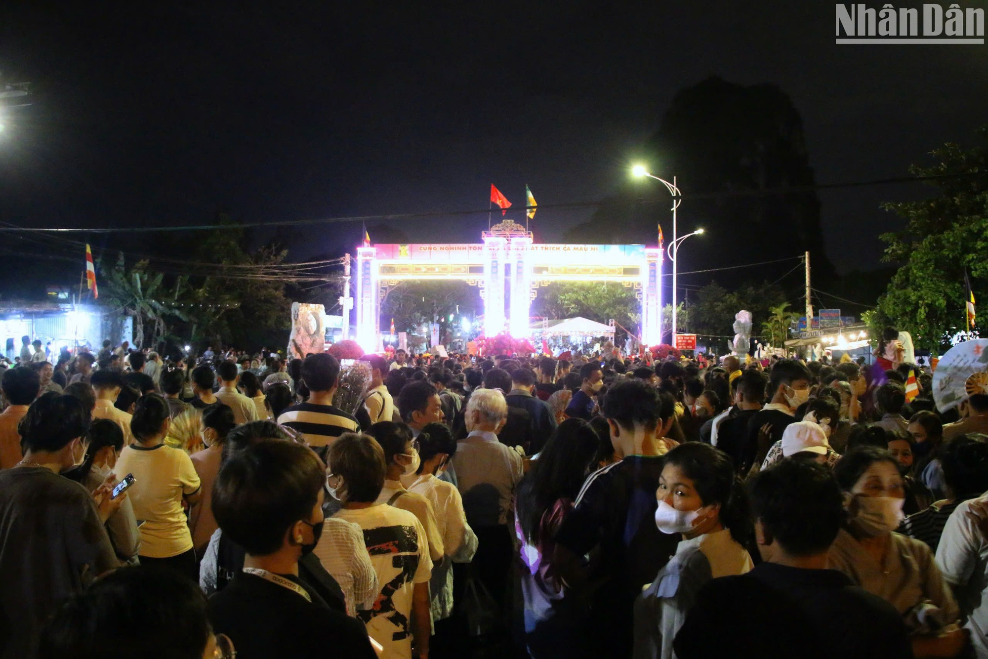 Phía bên ngoài chùa Quán Thế Âm hàng nghìn người xếp hàng chờ được vào chiêm bái xá lợi Đức Phật. (Ảnh: ANH ĐÀO)