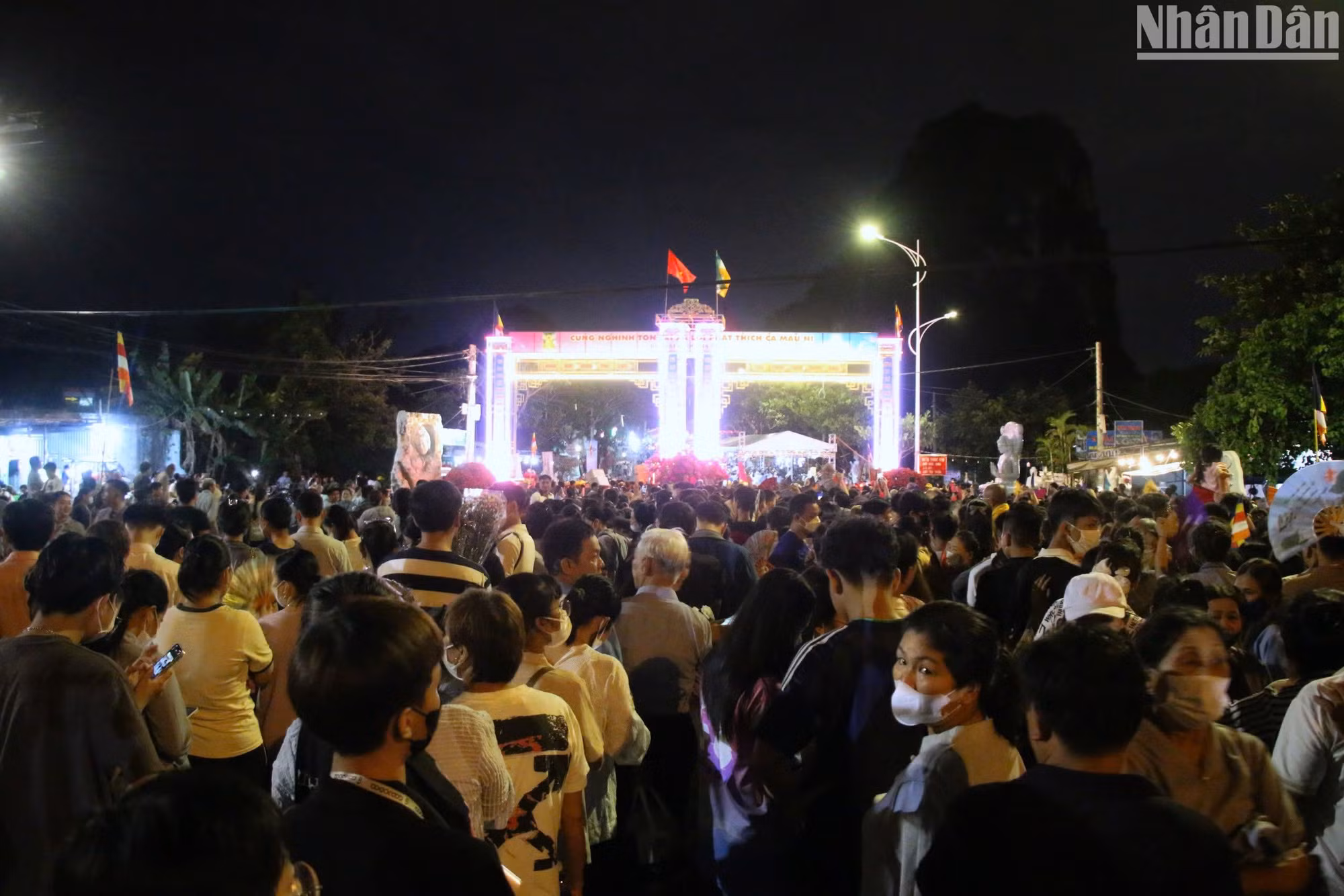 Phía bên ngoài chùa Quán Thế Âm hàng nghìn người xếp hàng chờ được vào chiêm bái xá lợi Đức Phật. (Ảnh: ANH ĐÀO)