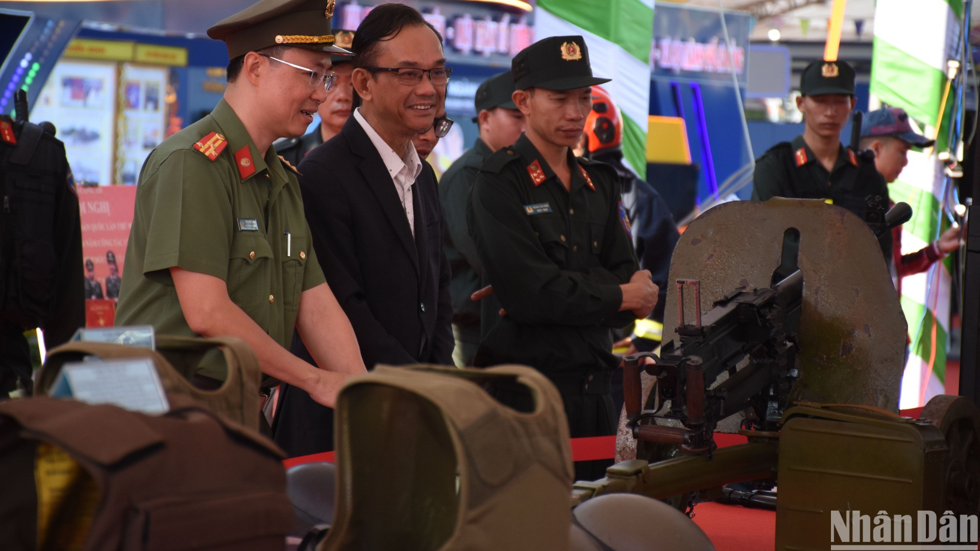 Các đại biểu tham quan khu vực an ninh quốc phòng. (Ảnh: ANH ĐÀO)