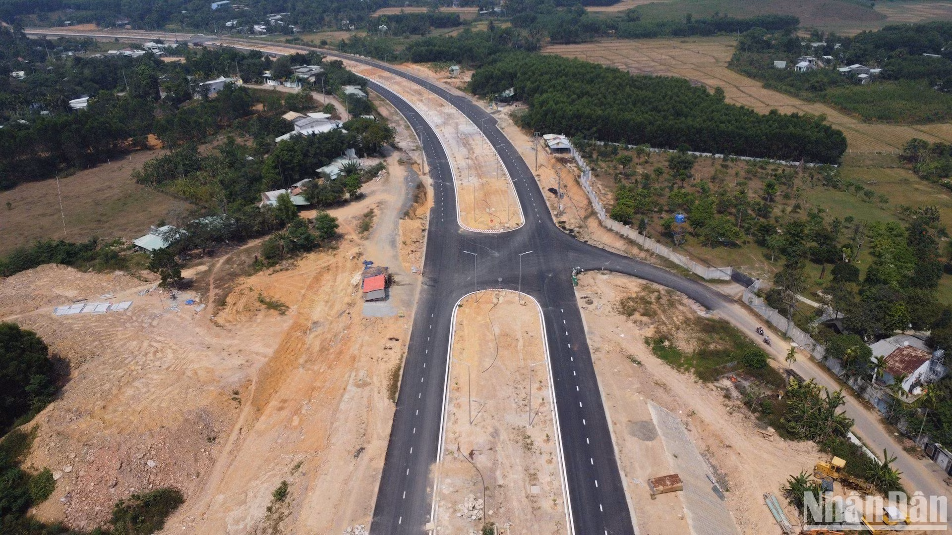 Đến nay, phần thi công thi nền đường bê tông cấp phối qua đoạn sạt trượt trên tuyến đã cơ bản hoàn tất.