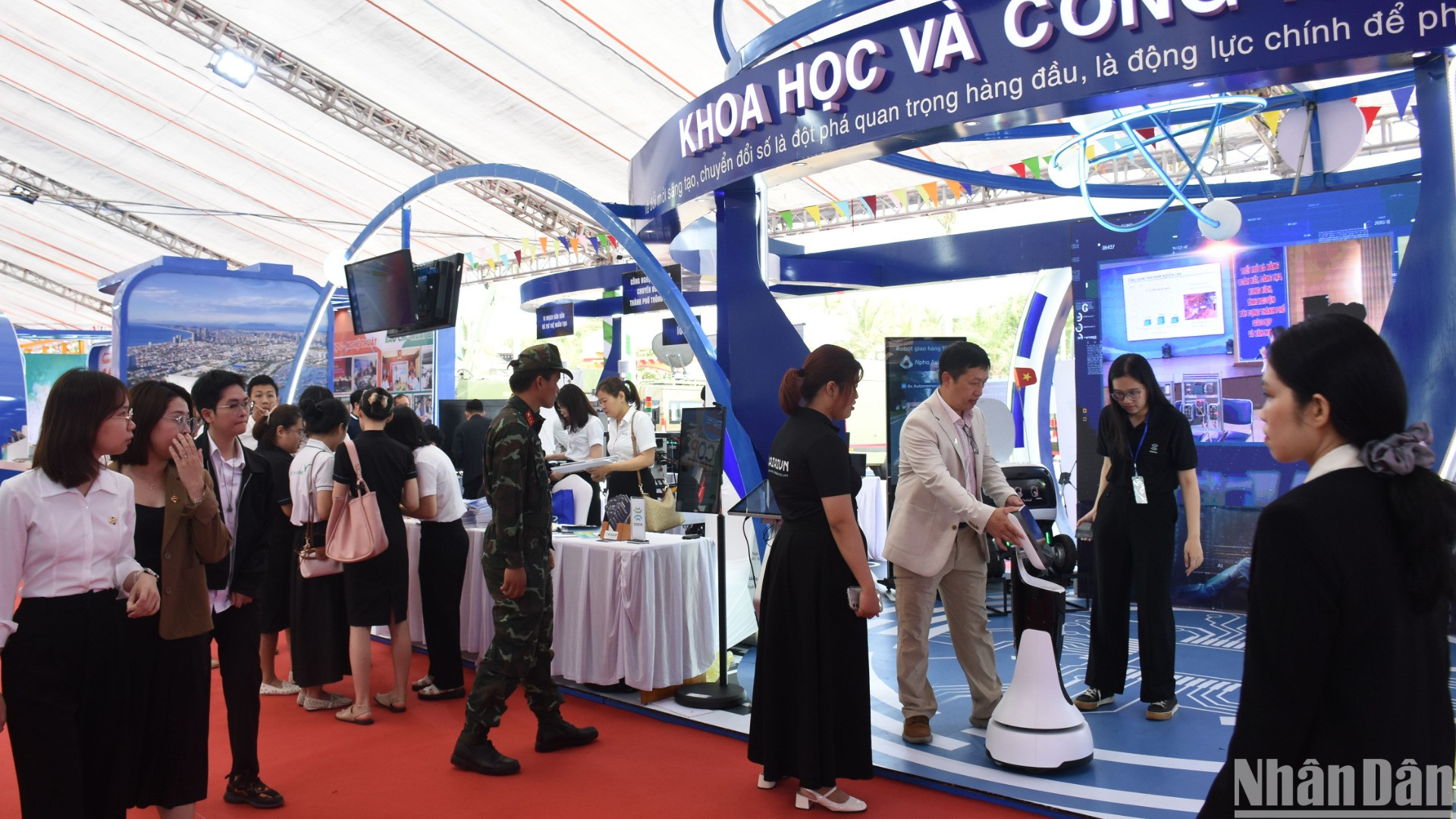 “Đà Nẵng - Phát triển và Hội nhập” thu hút đông đảo người dân đến tham quan. (Ảnh: ANH ĐÀO)