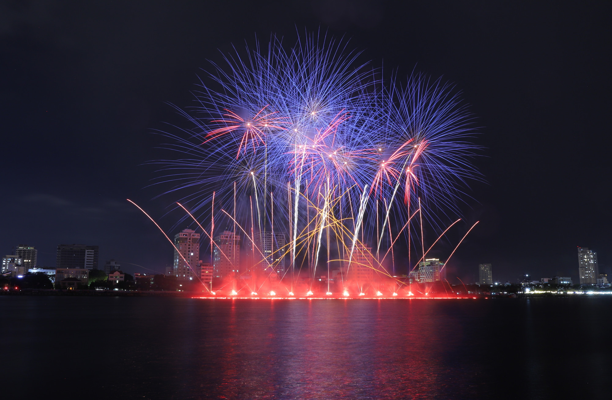 Tình yêu diệu kỳ đến từ màn trình diễn pháo hoa của đội Hà Lan.