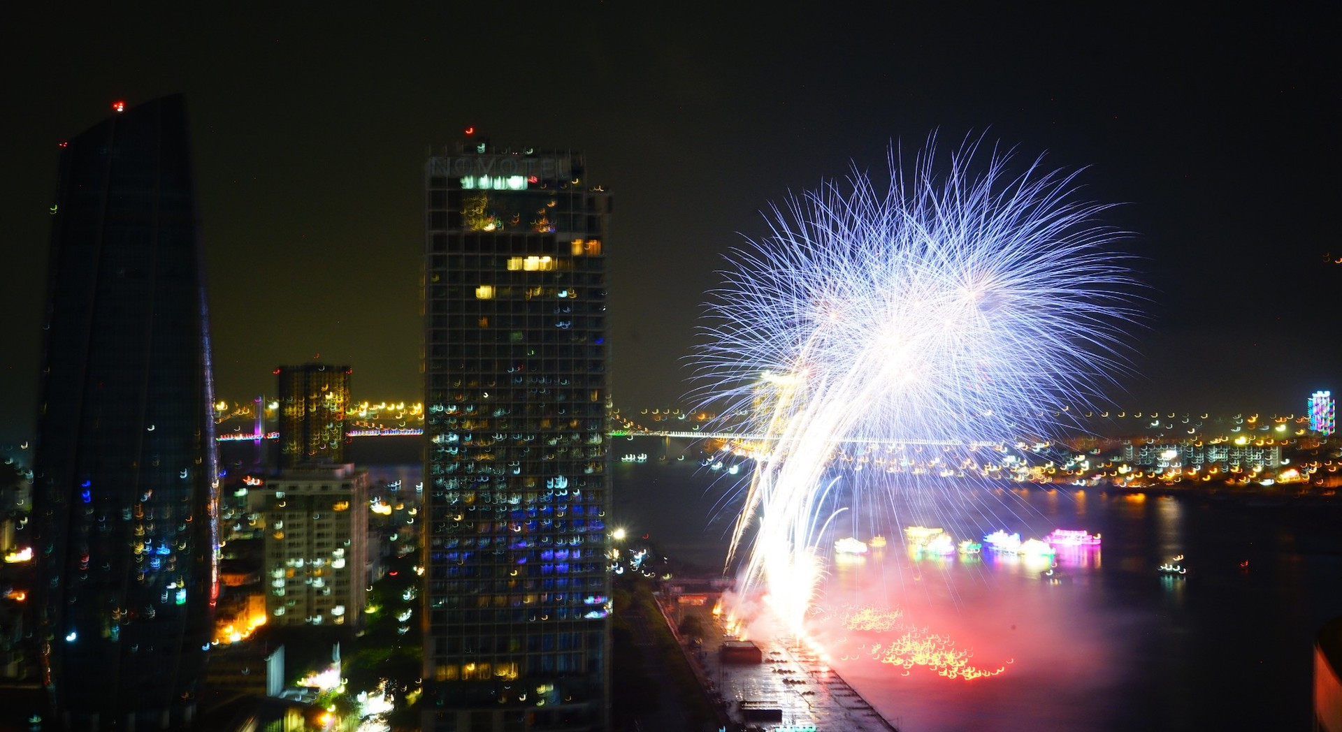 Câu chuyện về hình ảnh Đà Nẵng - cầu Rồng được đội Hà Lan diễn bằng sắc màu pháo hoa.