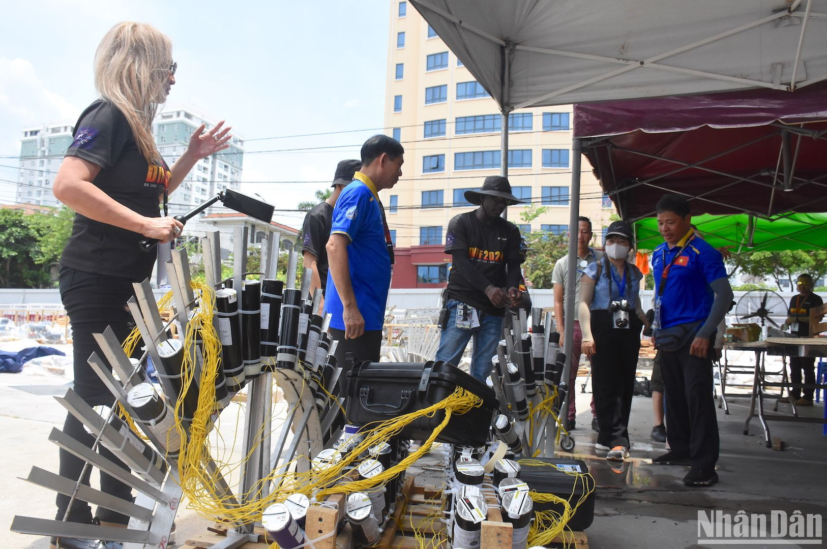 Công tác chuẩn bị pháo được thực hiện dưới sự giám sát nghiêm ngặt của Ban tổ chức. (Ảnh ANH ĐÀO)