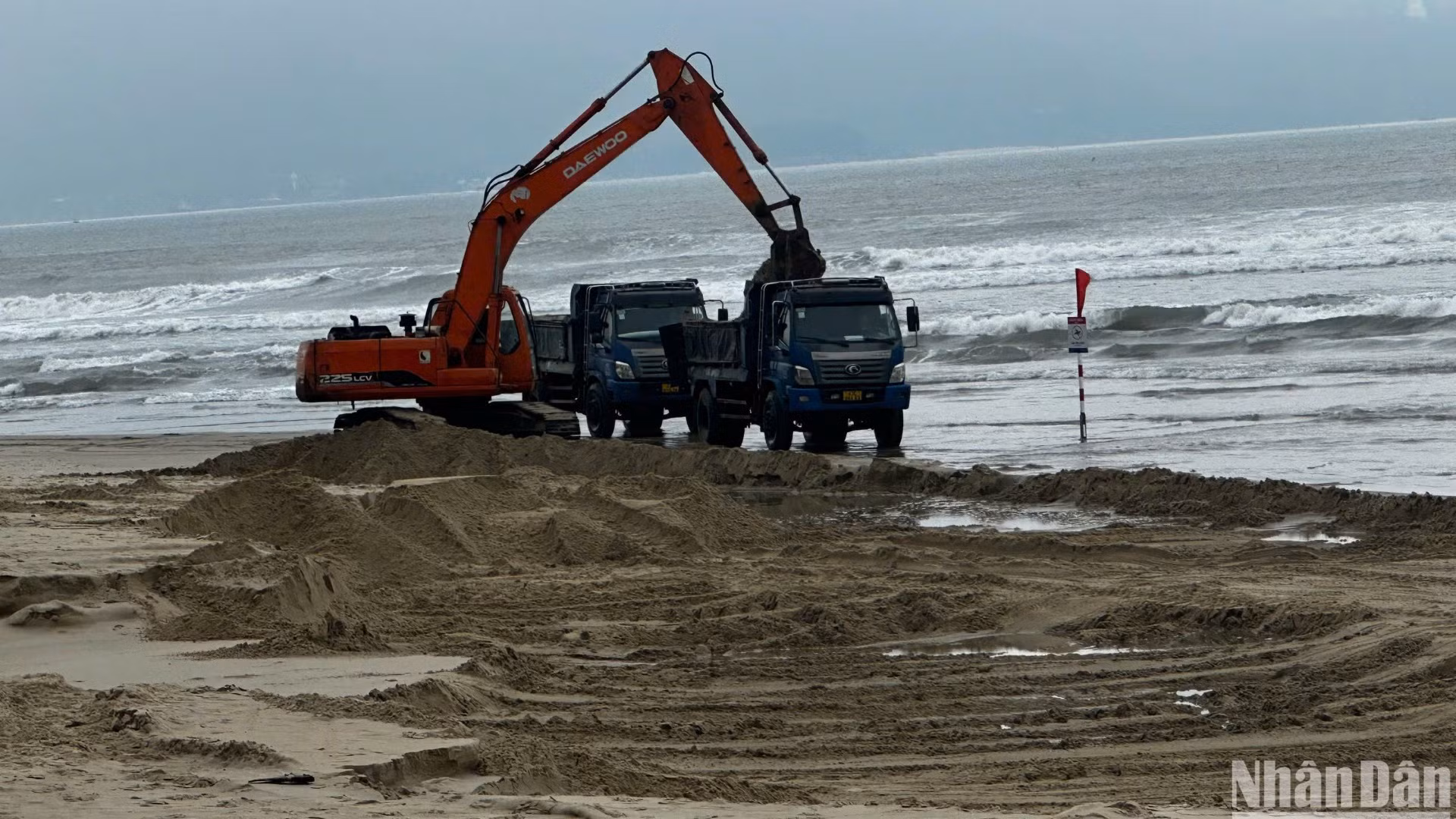Nhiều phương tiện được đưa đến hiện trường tập trung khắc phục các điểm bờ biển sạt lở nghiêm trọng do sóng xâm thực. (Ảnh: ANH ĐÀO)