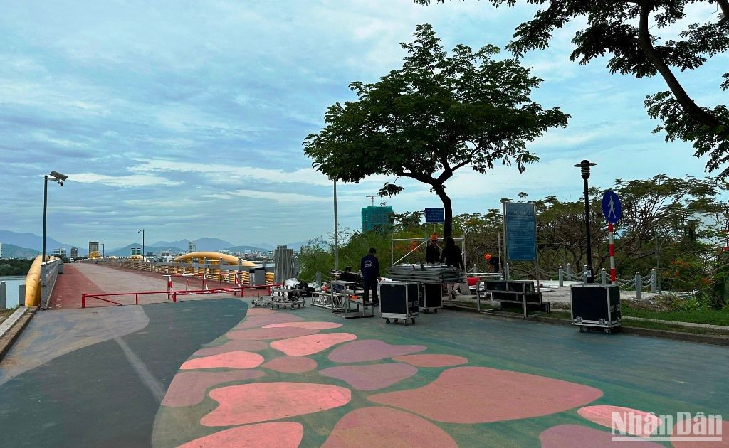 Phố đi bộ Bạch Đằng kết nối phương án thí điểm tổ chức dịch vụ, phục vụ du lịch về đêm trên cầu Nguyễn Văn Trỗi và Công viên bờ đông chân cầu Nguyễn Văn Trỗi là điểm nhấn, tạo sản phẩm du lịch mới, thu hút, tăng thêm trải nghiệm của du khách về đêm khi đến thành phố Đà Nẵng. Phố đi bộ Bạch Đằng kết nối phương án thí điểm tổ chức dịch vụ, phục vụ du lịch về đêm trên cầu Nguyễn Văn Trỗi và Công viên bờ đông chân cầu Nguyễn Văn Trỗi là điểm nhấn, tạo sản phẩm du lịch mới, thu hút, tăng thêm trải nghiệm của du khách về đêm khi đến thành phố Đà Nẵng.