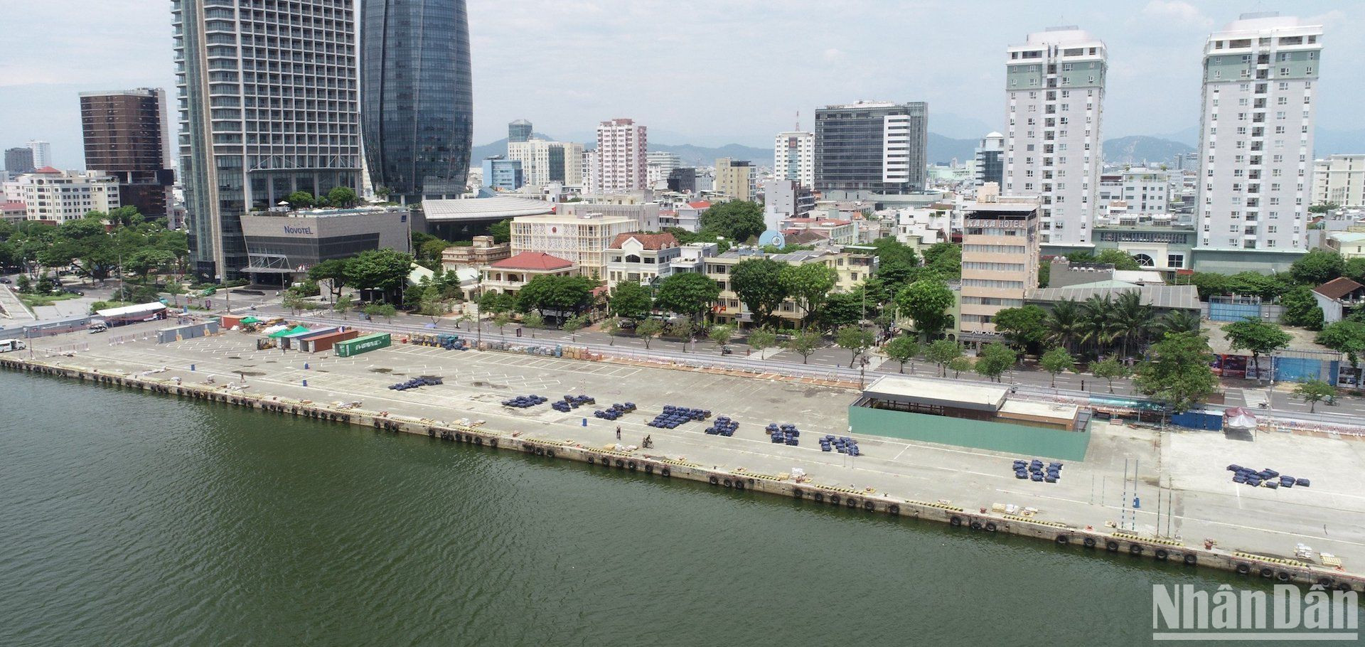 Mọi công tác chuẩn bị cho đêm khai mạc Lễ hội pháo hoa Quốc tế Đà Nẵng năm 2024 đang gấp rút hoàn thiện. Trong ảnh là toàn bộ khu vực trận địa pháo nhìn từ trên cao. (Ảnh ANH ĐÀO)