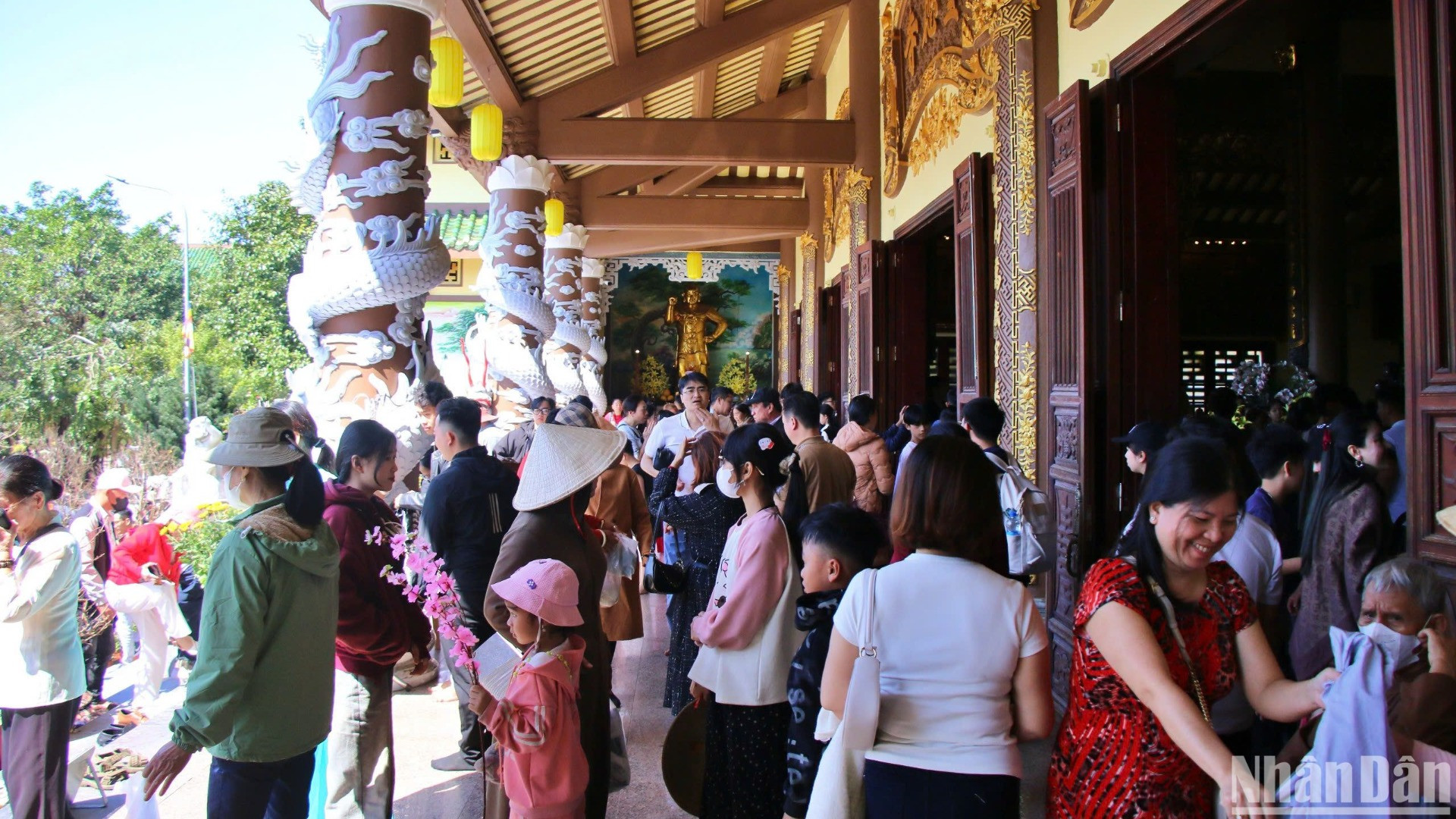 Các lối ra vào chùa những ngày Tết luôn chật kín người dân, du khách. (Ảnh: ANH ĐÀO) Các lối ra vào chùa những ngày Tết luôn chật kín người dân, du khách. (Ảnh: ANH ĐÀO)