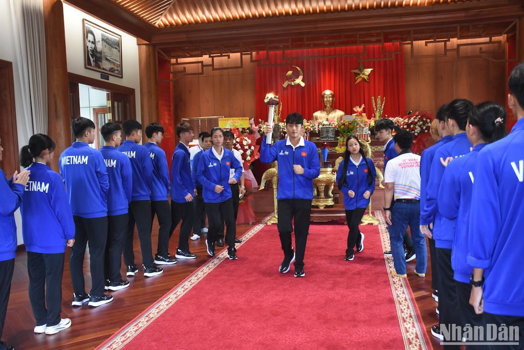 Ngọn lửa thiêng được lấy từ Bảo tàng Hồ Chí Minh - Chi nhánh Quân khu V. (Ảnh ANH ĐÀO)